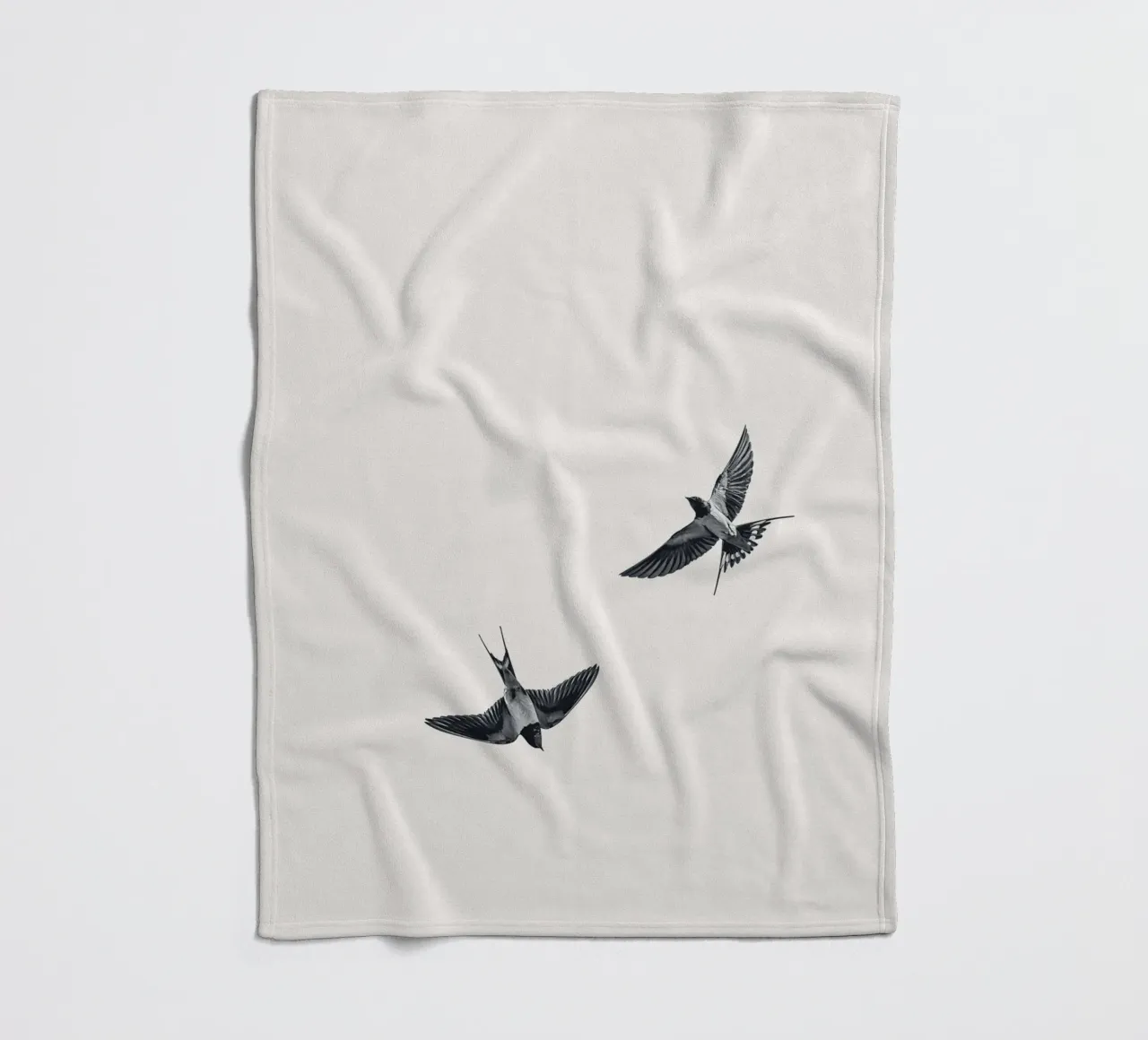 Twee zwaluwen - Minimalistisch natuurlijk ontwerp fleecedeken van Whole©
