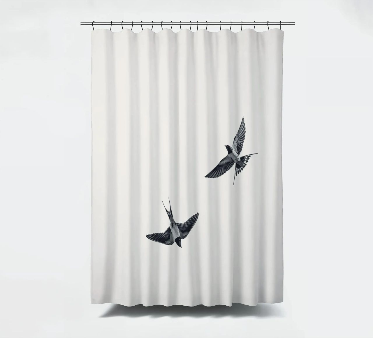 Twee zwaluwen - Minimalistisch natuurlijk ontwerp douchegordijn van Whole©