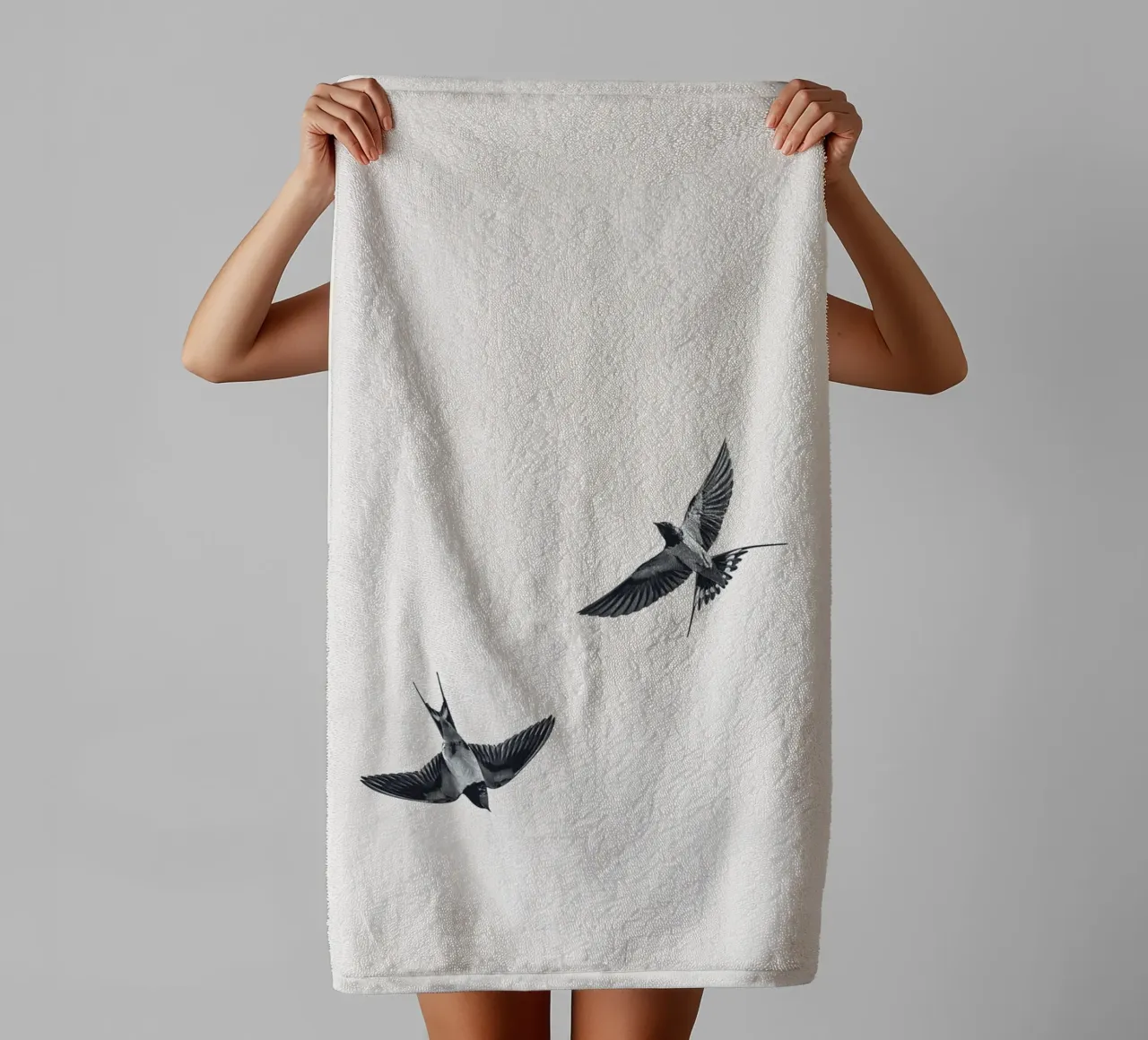 Twee zwaluwen - Minimalistisch natuurlijk ontwerp badhanddoek van Whole©