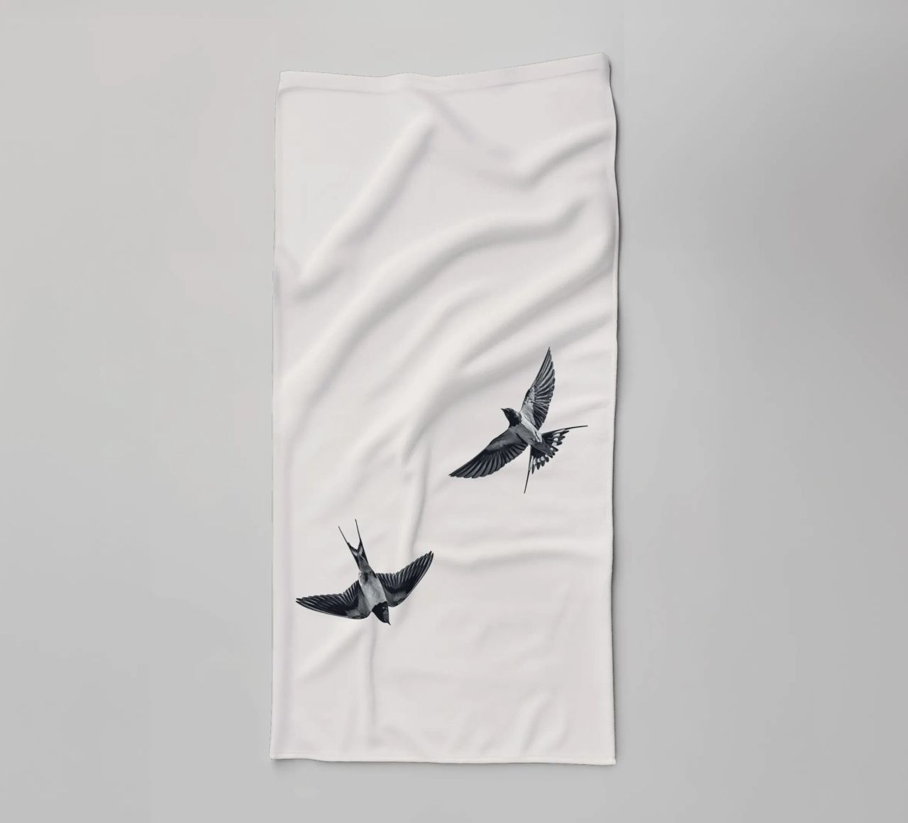 Twee zwaluwen - Minimalistisch natuurlijk ontwerp badhanddoek van Whole©