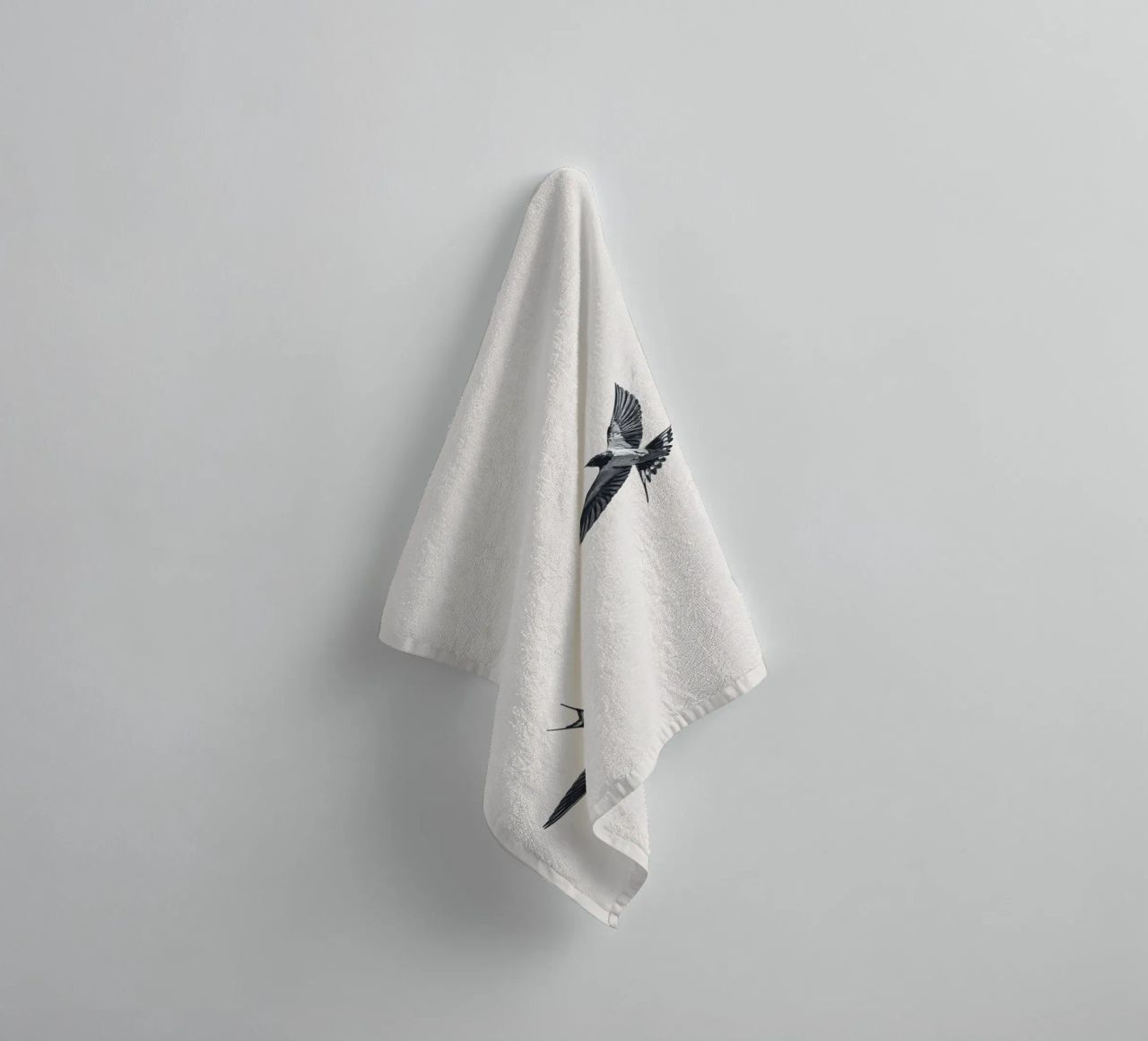 Twee zwaluwen - Minimalistisch natuurlijk ontwerp badhanddoek van Whole©