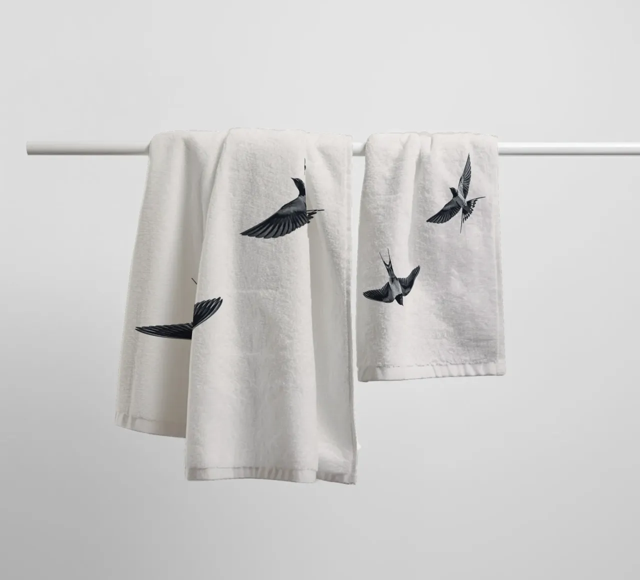 Twee zwaluwen - Minimalistisch natuurlijk ontwerp badhanddoek van Whole©