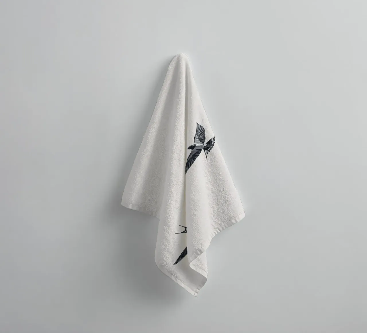 Twee zwaluwen - Minimalistisch natuurlijk ontwerp badhanddoek van Whole©