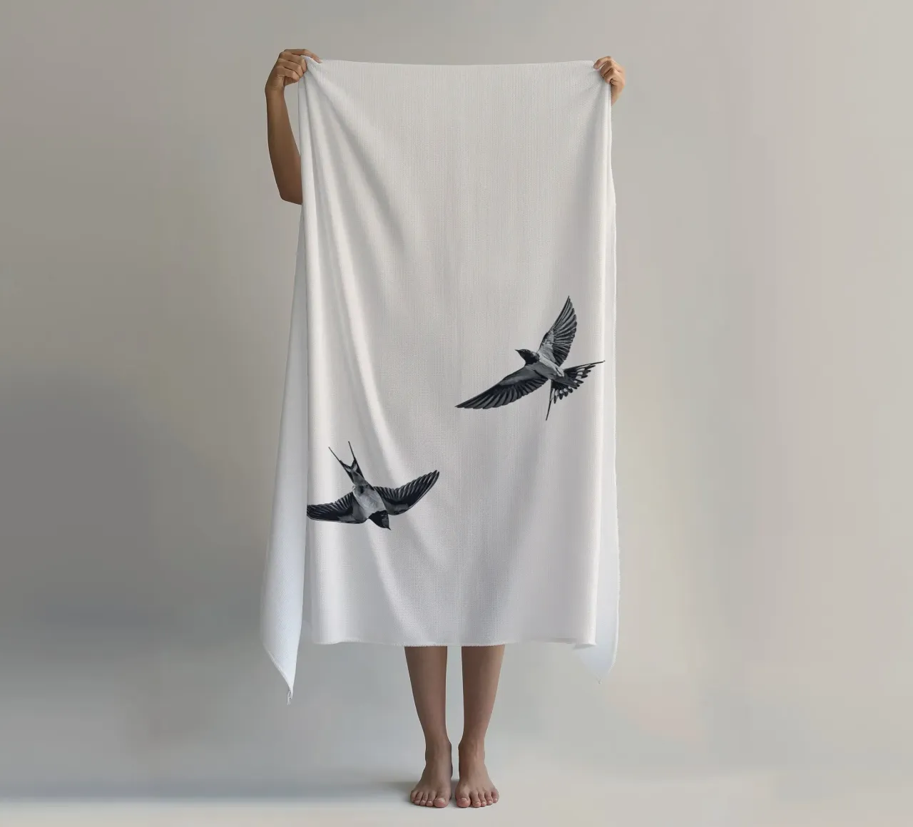Twee zwaluwen - Minimalistisch natuurlijk ontwerp strandhanddoek van Whole©