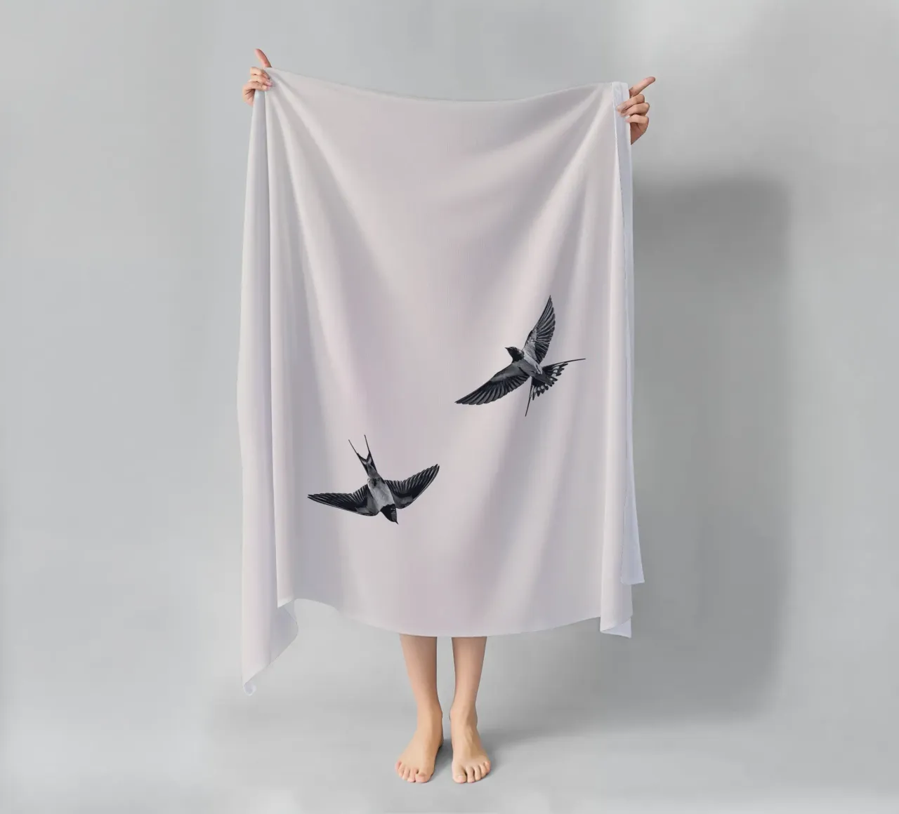 Twee zwaluwen - Minimalistisch natuurlijk ontwerp strandhanddoek van Whole©