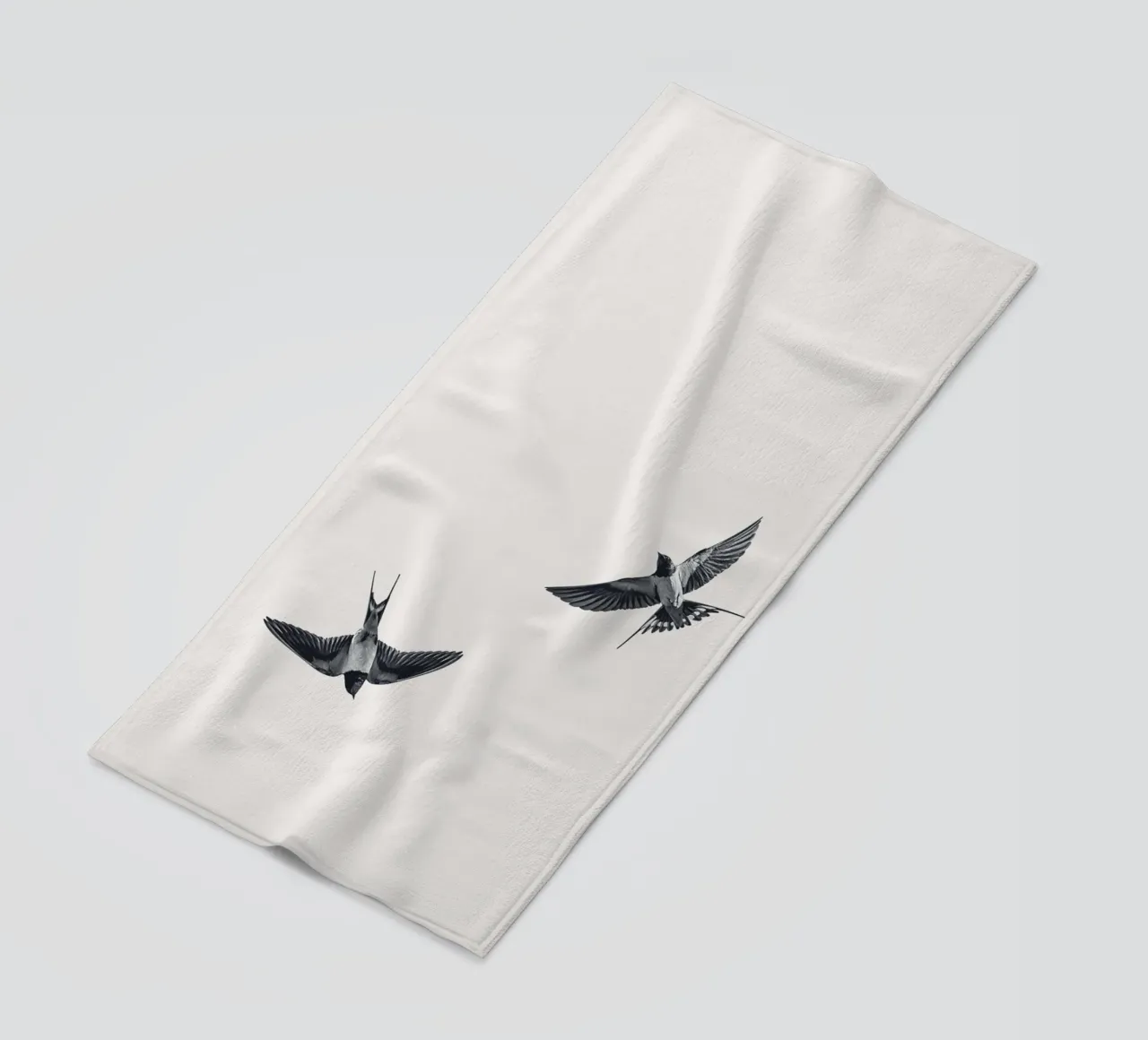Twee zwaluwen - Minimalistisch natuurlijk ontwerp strandhanddoek van Whole©