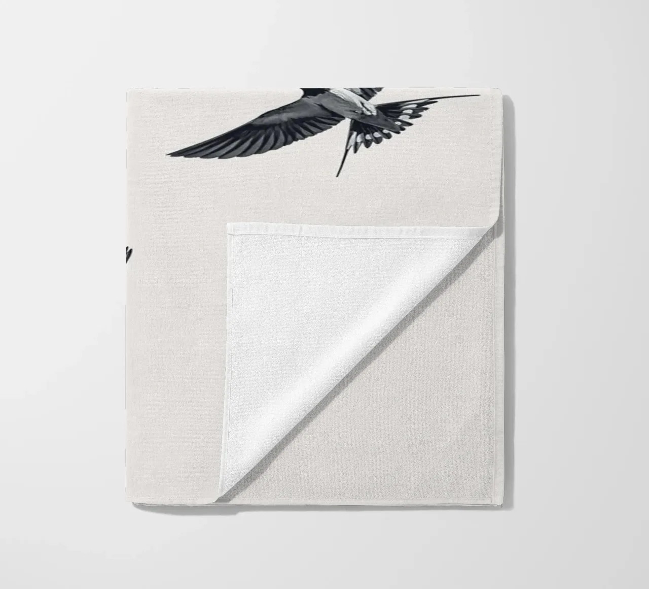 Twee zwaluwen - Minimalistisch natuurlijk ontwerp strandhanddoek van Whole©