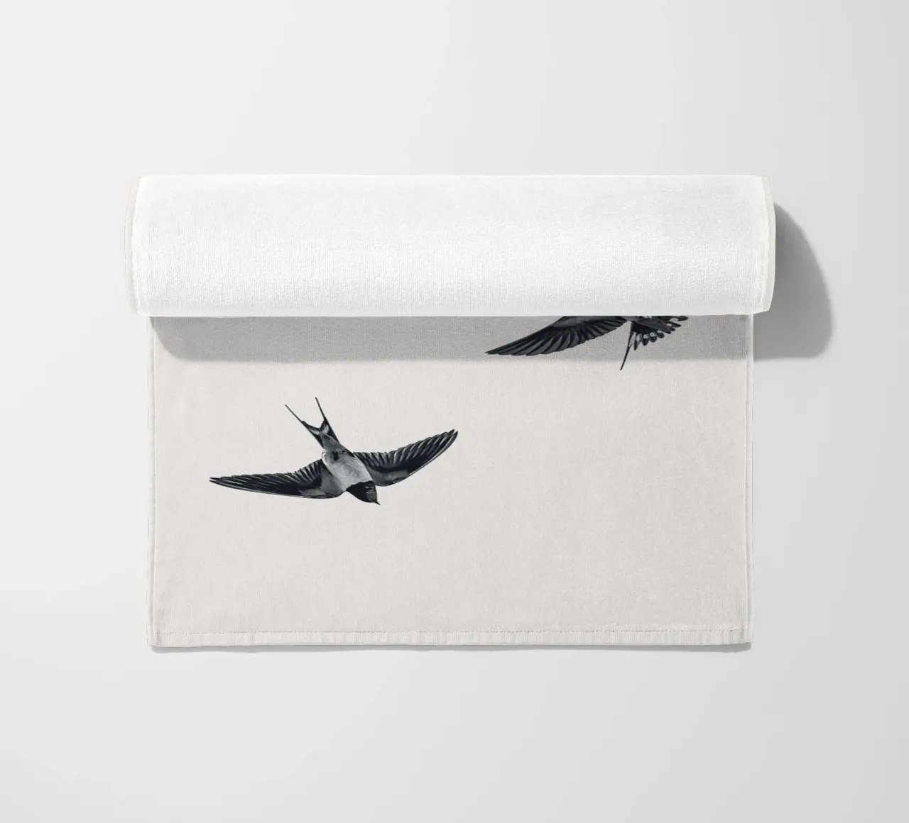 Twee zwaluwen - Minimalistisch natuurlijk ontwerp strandhanddoek van Whole©