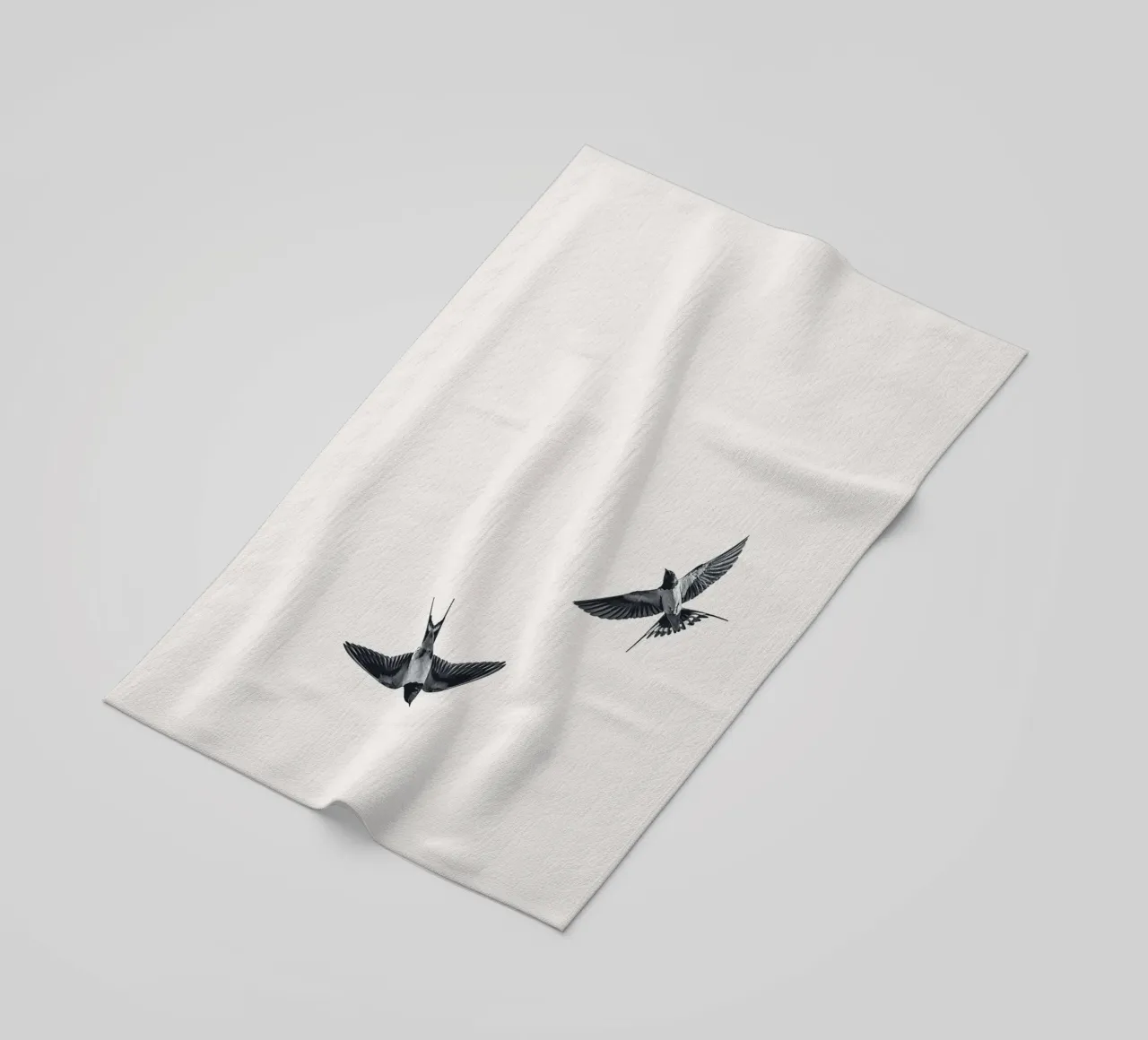 Twee zwaluwen - Minimalistisch natuurlijk ontwerp strandhanddoek van Whole©