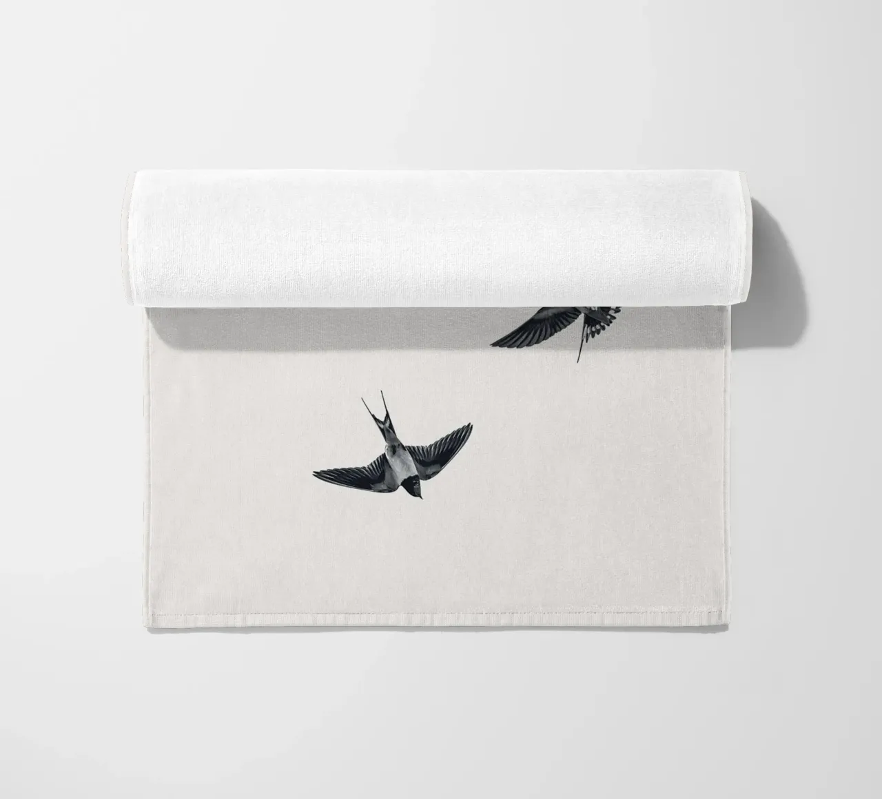 Twee zwaluwen - Minimalistisch natuurlijk ontwerp strandhanddoek van Whole©