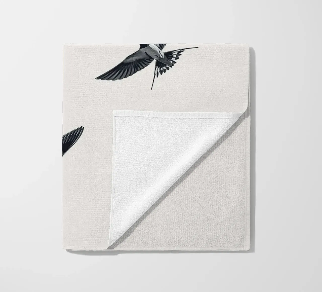 Twee zwaluwen - Minimalistisch natuurlijk ontwerp strandhanddoek van Whole©