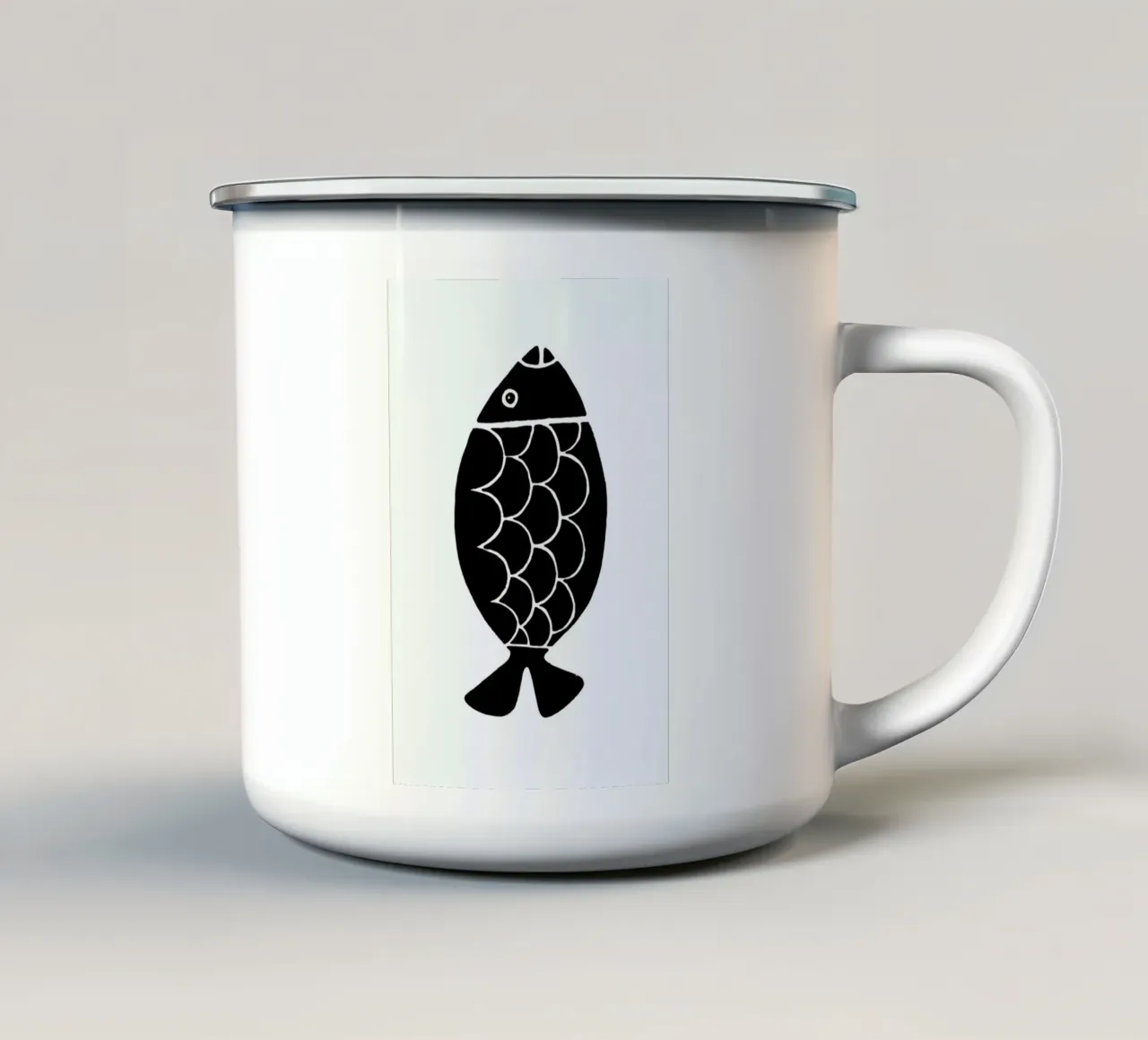Fish tazza in smalto da Richard Hood