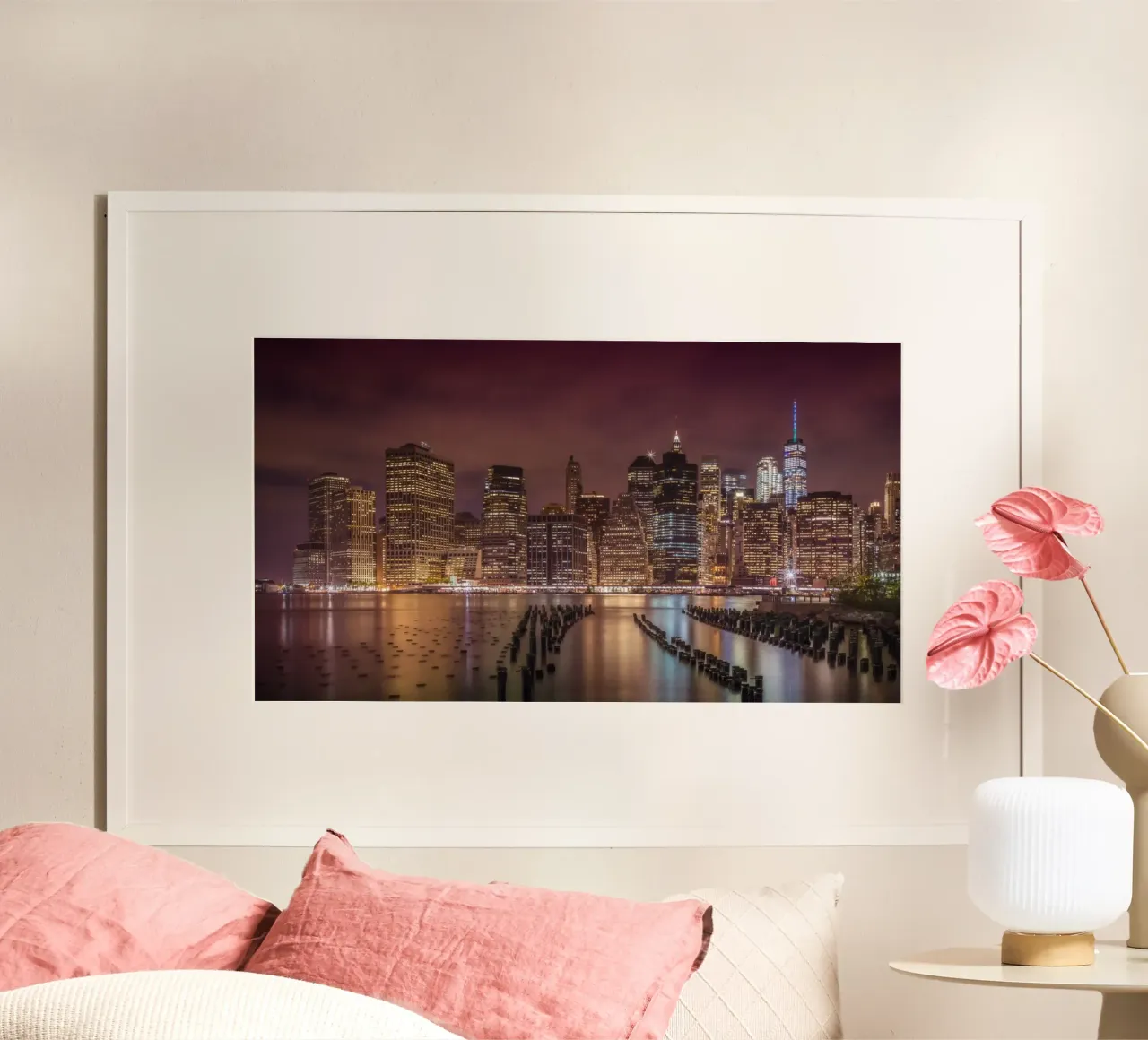 NEW YORK CITY Impressione di notte | Panorama poster con telaio in legno da Melanie Viola