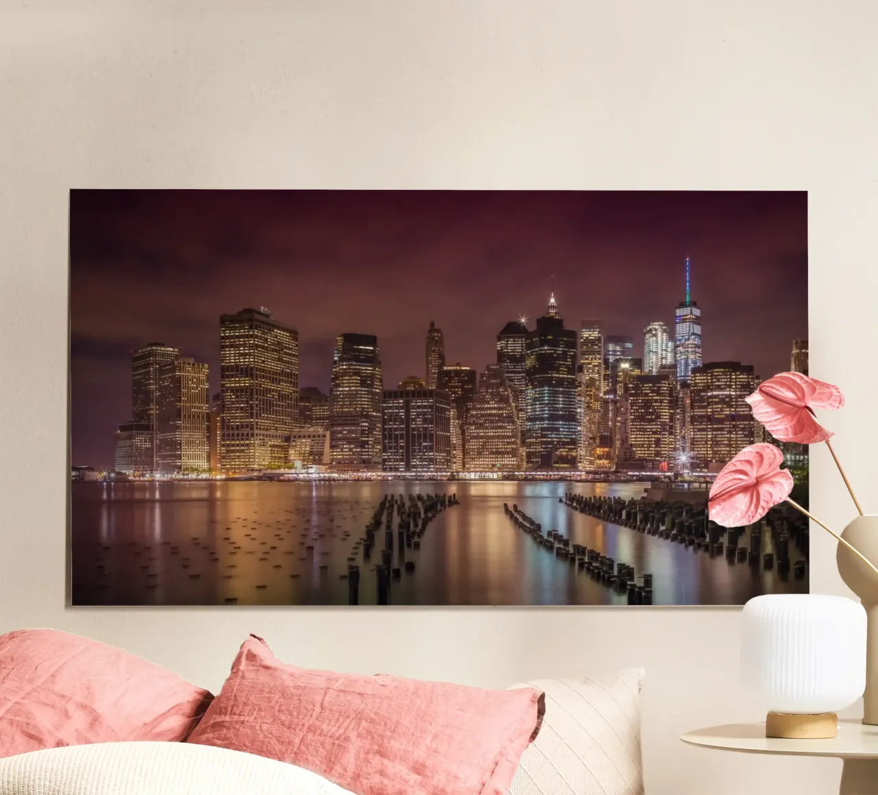 NEW YORK CITY Impressione di notte | Panorama poster con telaio in legno da Melanie Viola