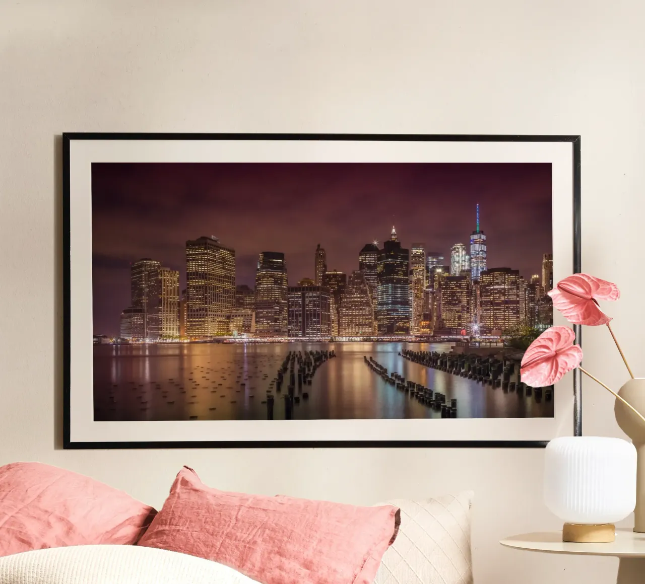 NEW YORK CITY Impressione di notte | Panorama poster con telaio in legno da Melanie Viola