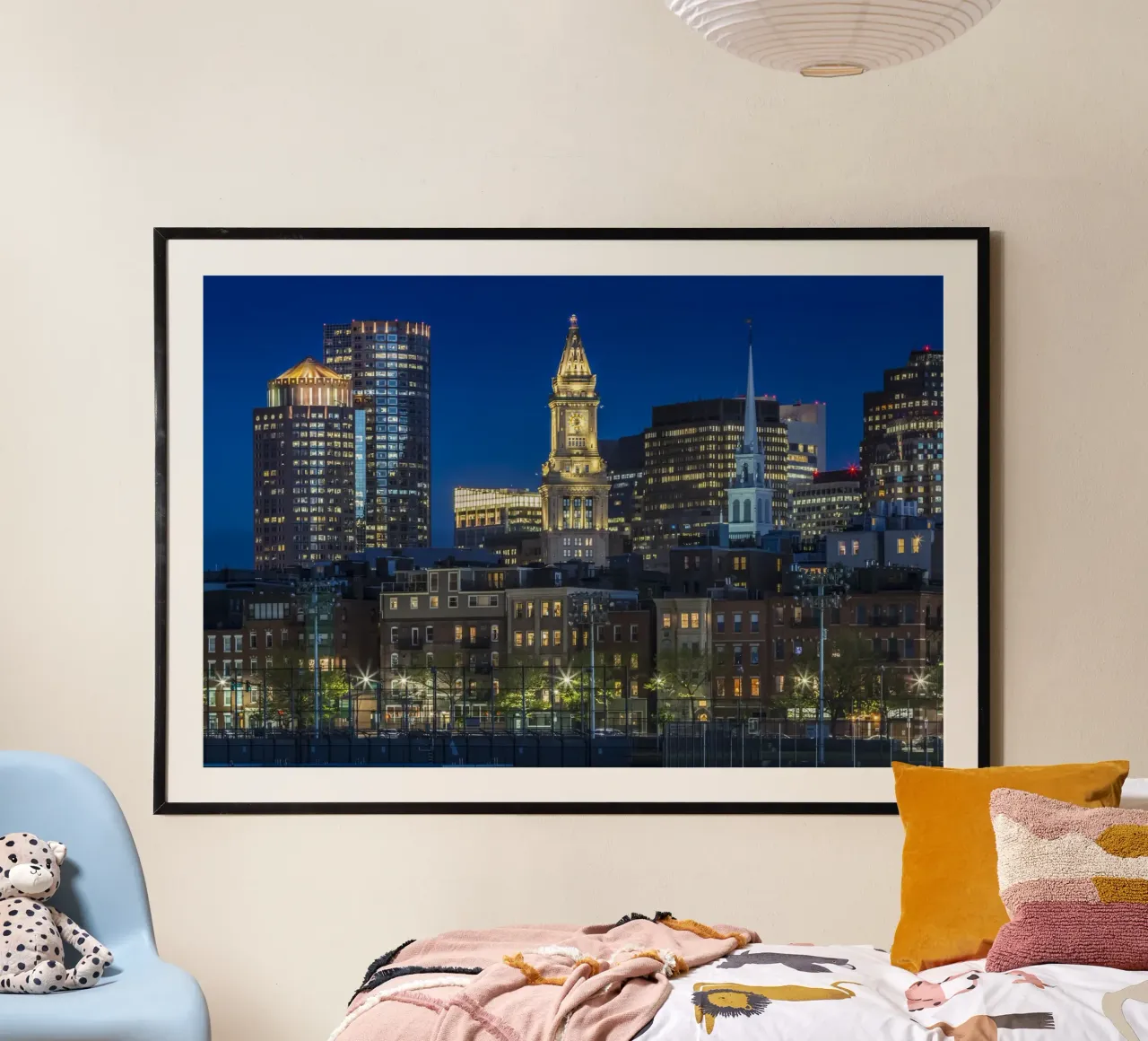 BOSTON Abendliche Skyline von North End & Financial District Poster mit Holzrahmen von Melanie Viola