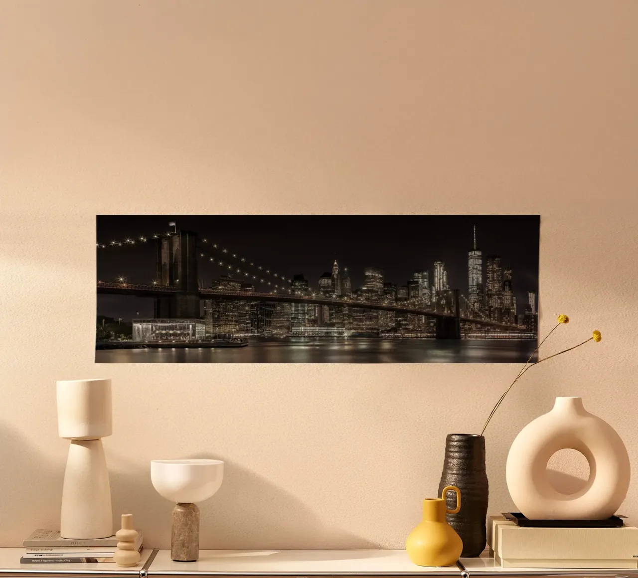 Skyline de Manhattan & pont de Brooklyn Vue nocturne idyllique poster avec cadre en bois de Melanie Viola