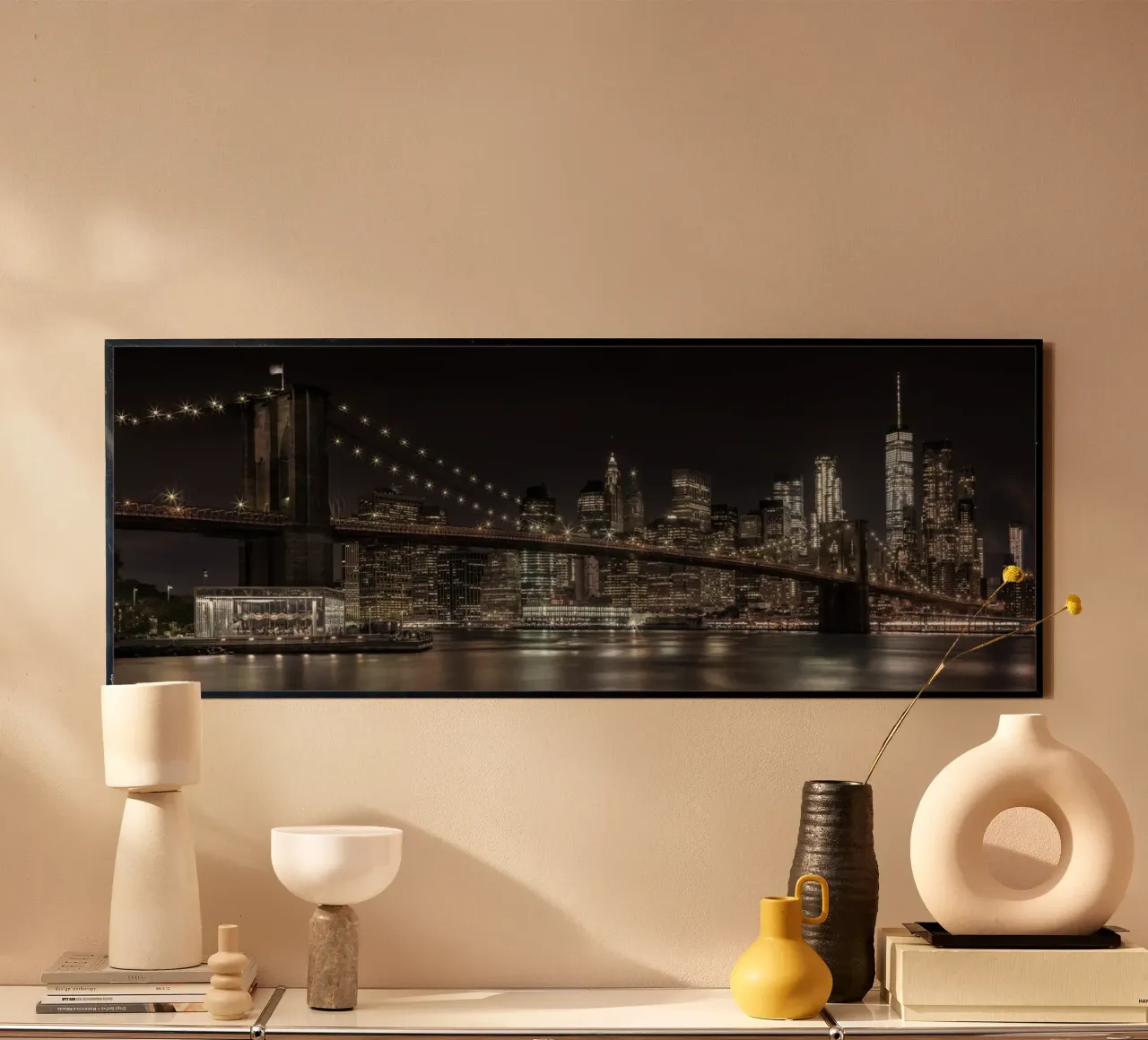 Skyline de Manhattan & pont de Brooklyn Vue nocturne idyllique poster avec cadre en bois de Melanie Viola