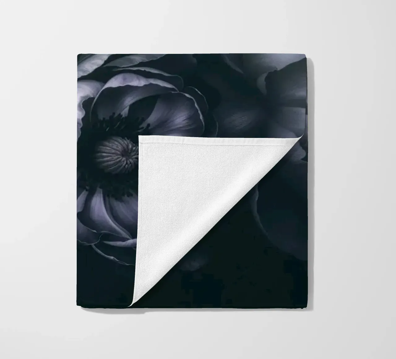 Moody Barok Bloemen Symfonie Middernachtblauw strandhanddoek van Andrea Haase Floral Passion