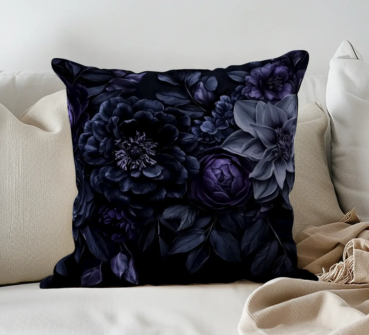 Fiori barocchi e lunatici Vibrazioni vellutate Blu prugna cuscino da Andrea Haase Floral Passion