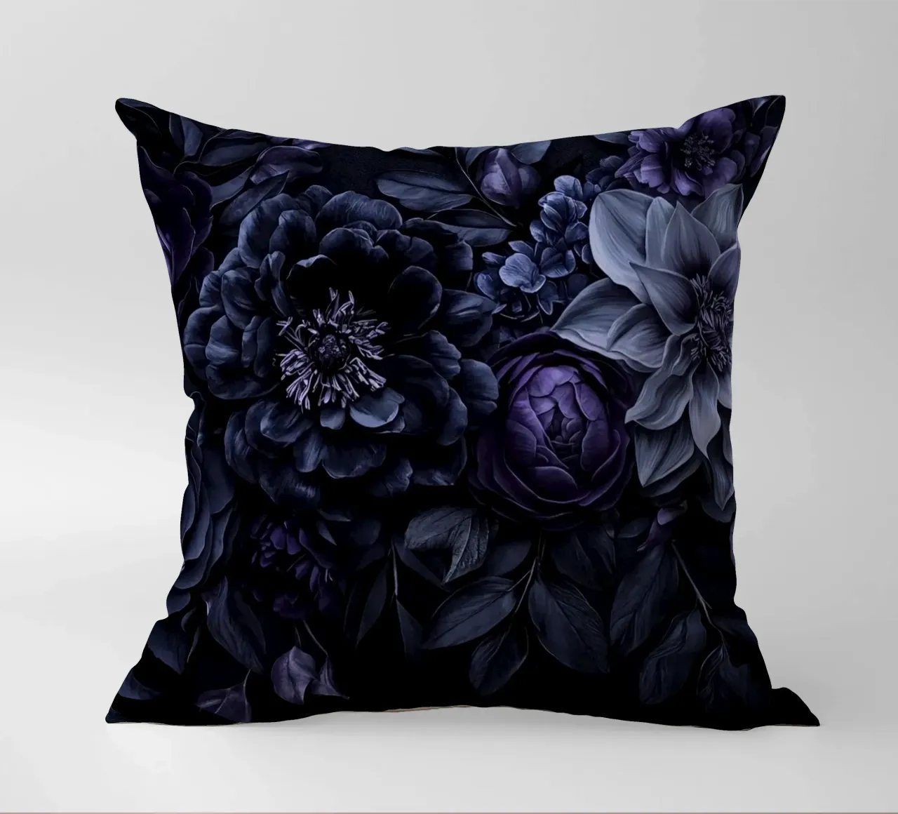 Fiori barocchi e lunatici Vibrazioni vellutate Blu prugna cuscino da Andrea Haase Floral Passion