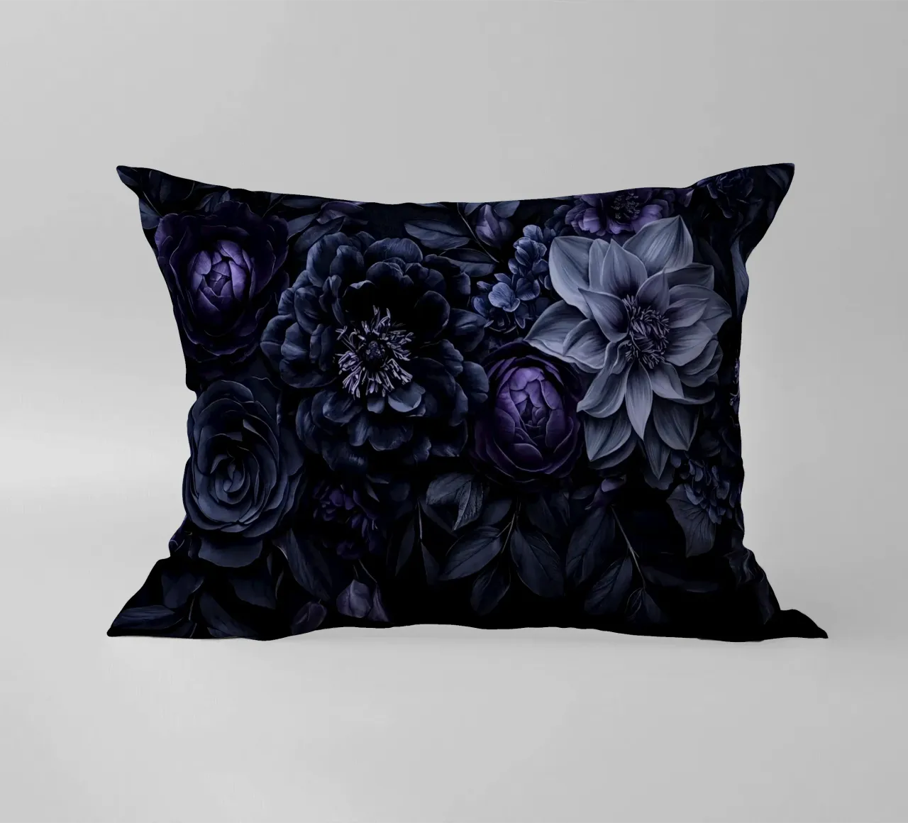 Fiori barocchi e lunatici Vibrazioni vellutate Blu prugna cuscino da Andrea Haase Floral Passion
