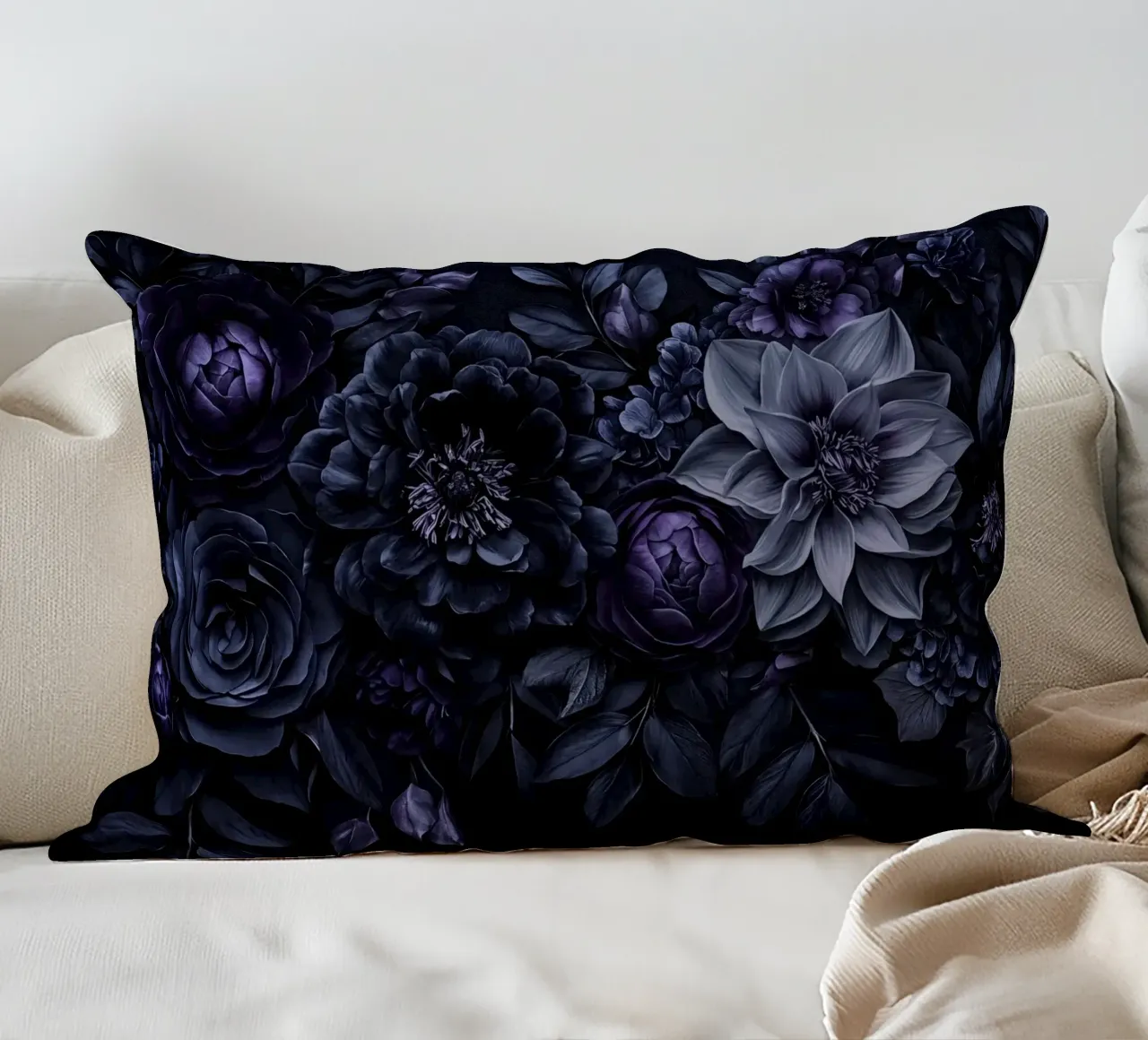 Fiori barocchi e lunatici Vibrazioni vellutate Blu prugna cuscino da Andrea Haase Floral Passion