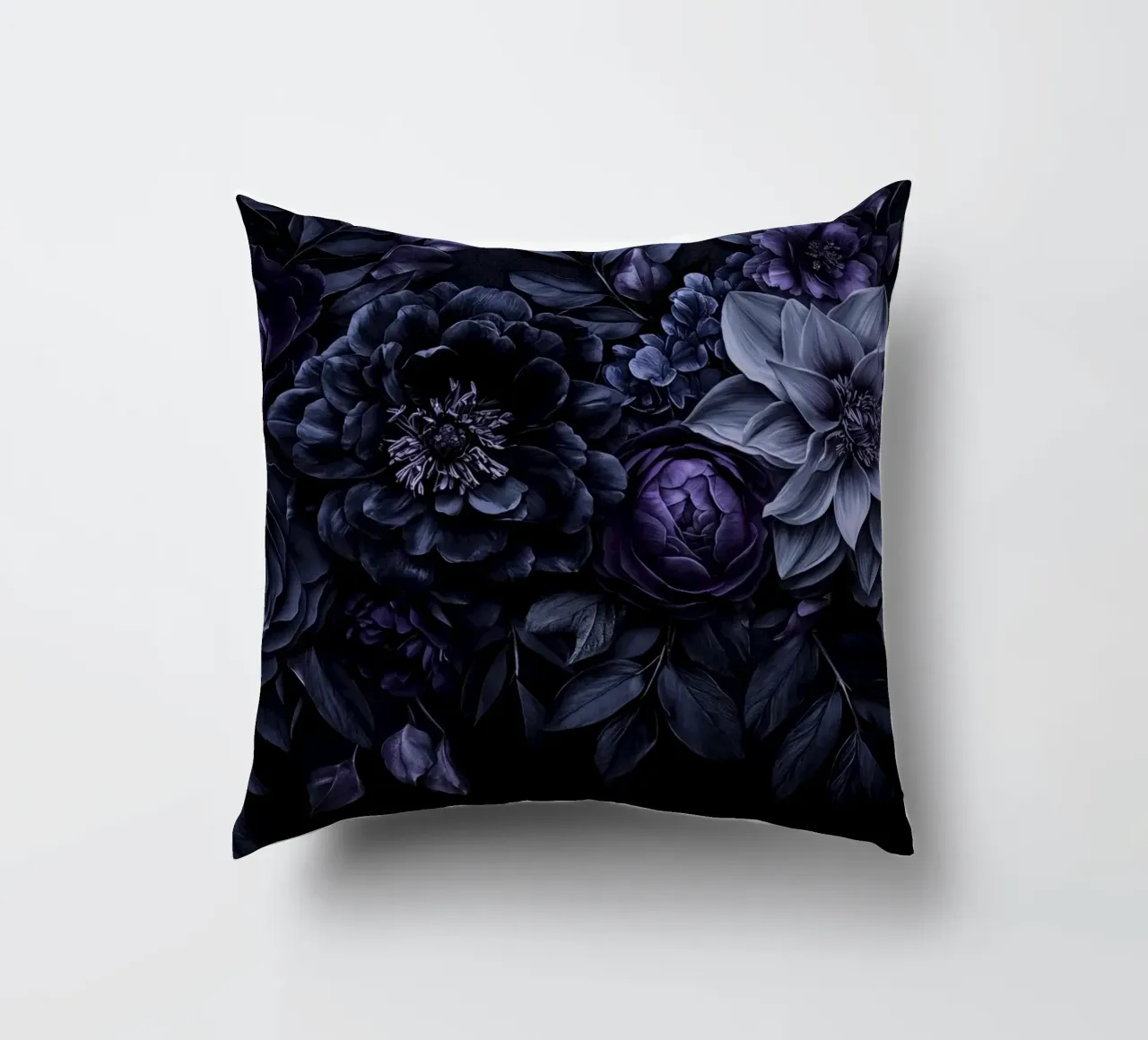 Fiori barocchi e lunatici Vibrazioni vellutate Blu prugna cuscino da Andrea Haase Floral Passion