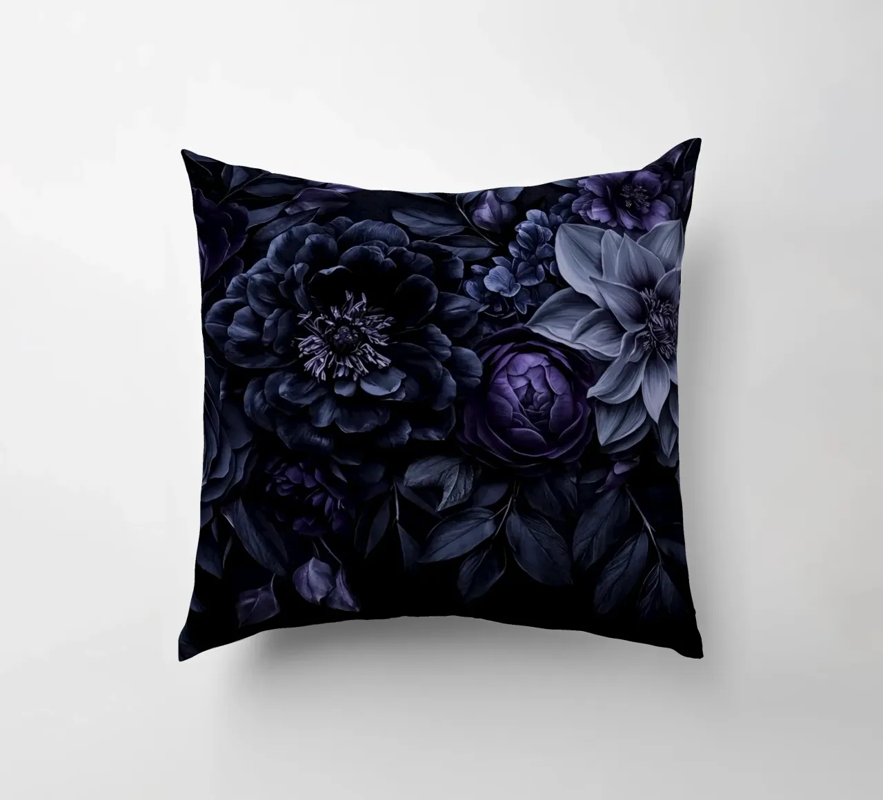 Fiori barocchi e lunatici Vibrazioni vellutate Blu prugna cuscino da Andrea Haase Floral Passion