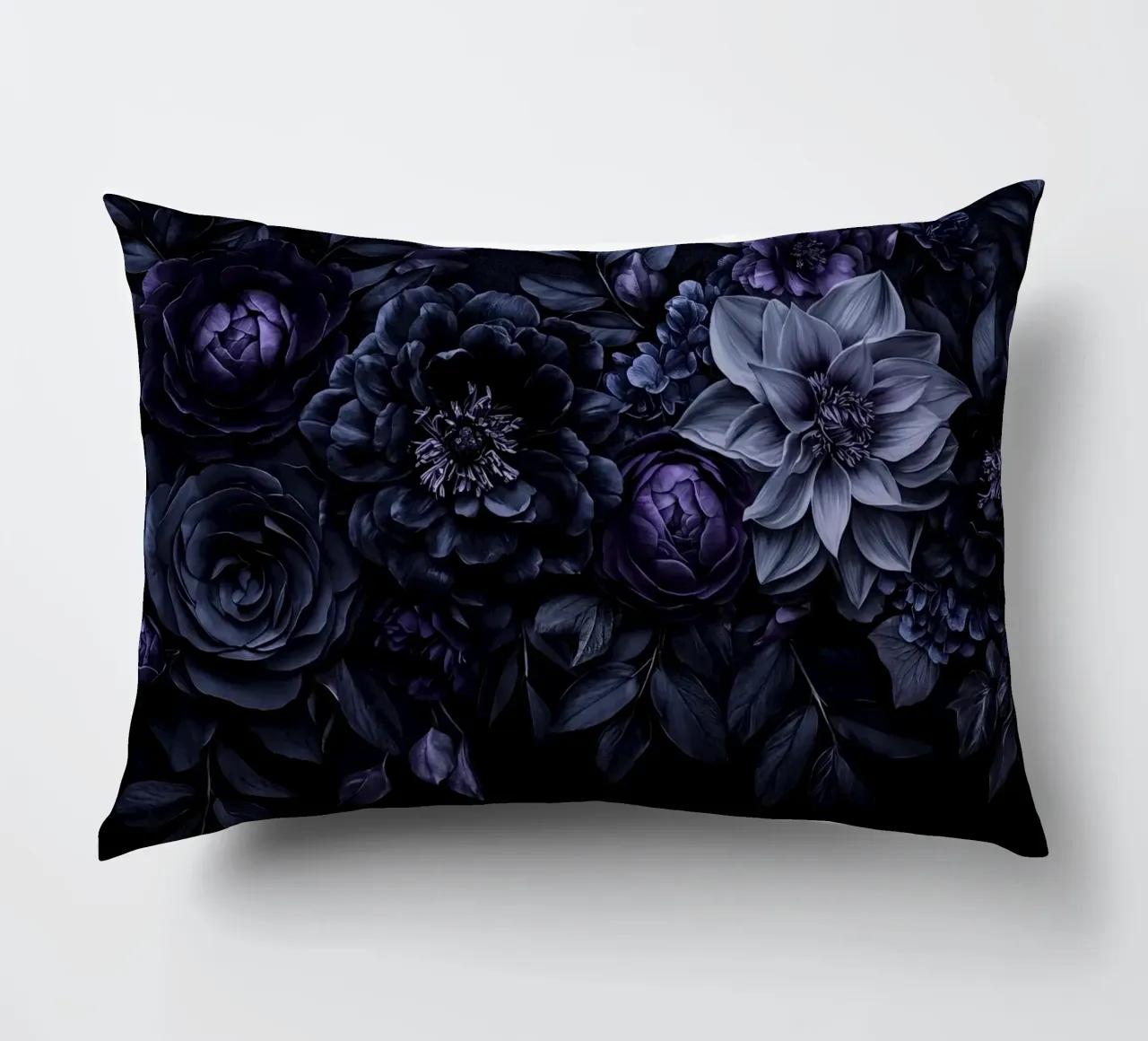 Fiori barocchi e lunatici Vibrazioni vellutate Blu prugna cuscino da Andrea Haase Floral Passion
