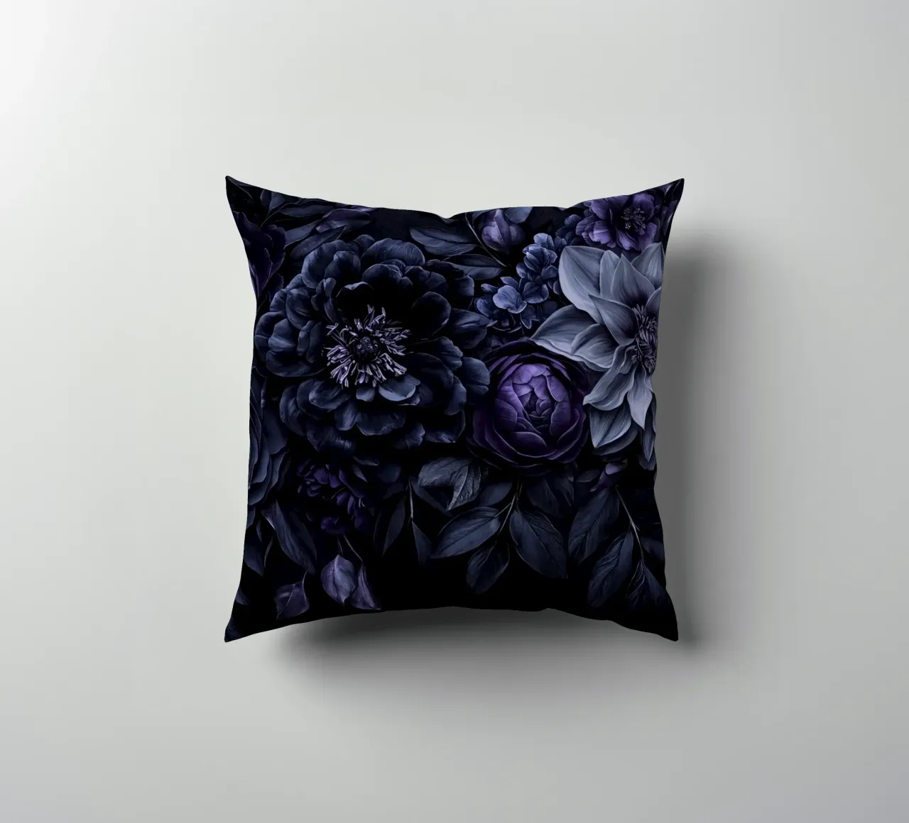 Fiori barocchi e lunatici Vibrazioni vellutate Blu prugna cuscino da Andrea Haase Floral Passion