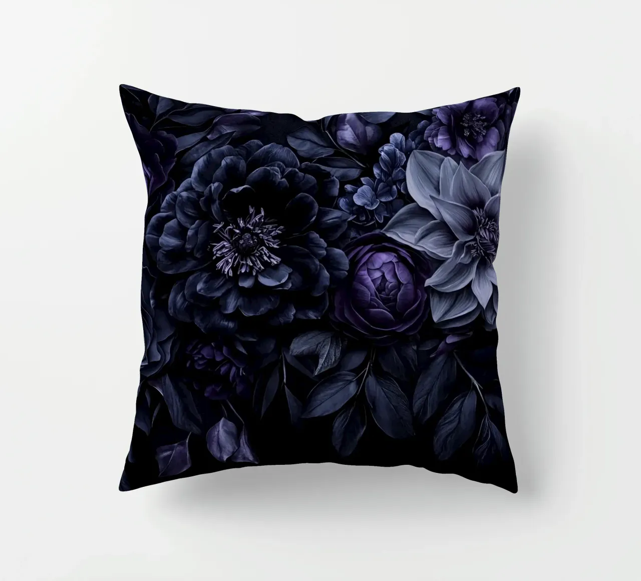 Fiori barocchi e lunatici Vibrazioni vellutate Blu prugna cuscino da Andrea Haase Floral Passion
