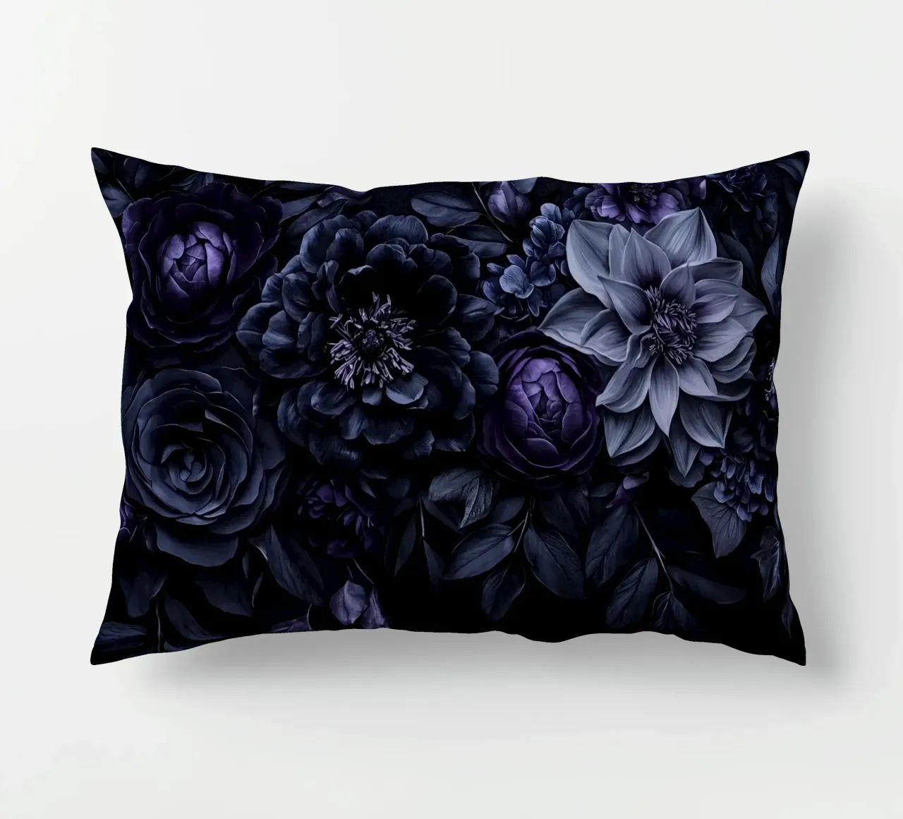 Fiori barocchi e lunatici Vibrazioni vellutate Blu prugna cuscino da Andrea Haase Floral Passion