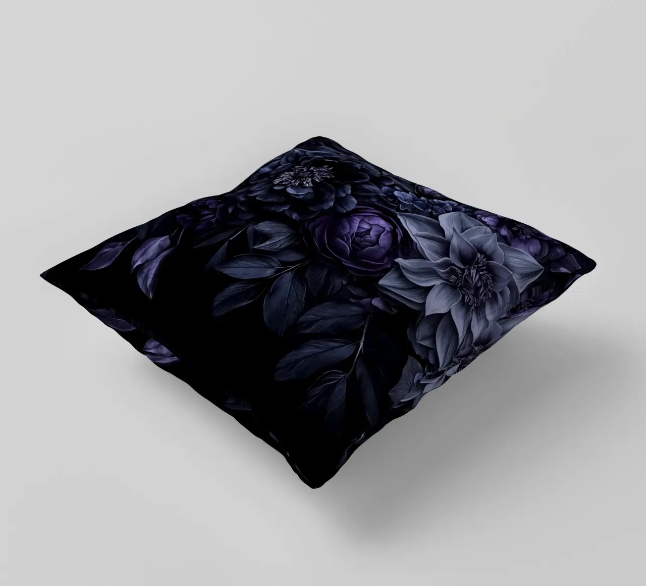 Fiori barocchi e lunatici Vibrazioni vellutate Blu prugna cuscino da Andrea Haase Floral Passion