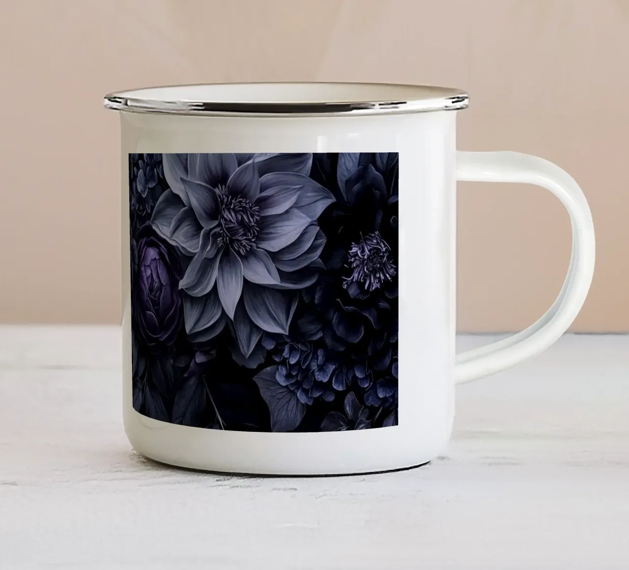 Fiori barocchi e lunatici Vibrazioni vellutate Blu prugna tazza in smalto da Andrea Haase Floral Passion