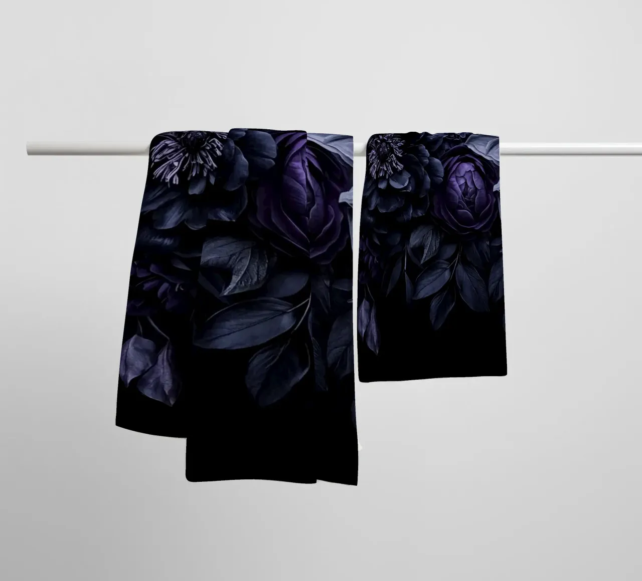 Launische Barockblumen Samtige Vibes Pflaumenblau Handtuch von Andrea Haase Floral Passion