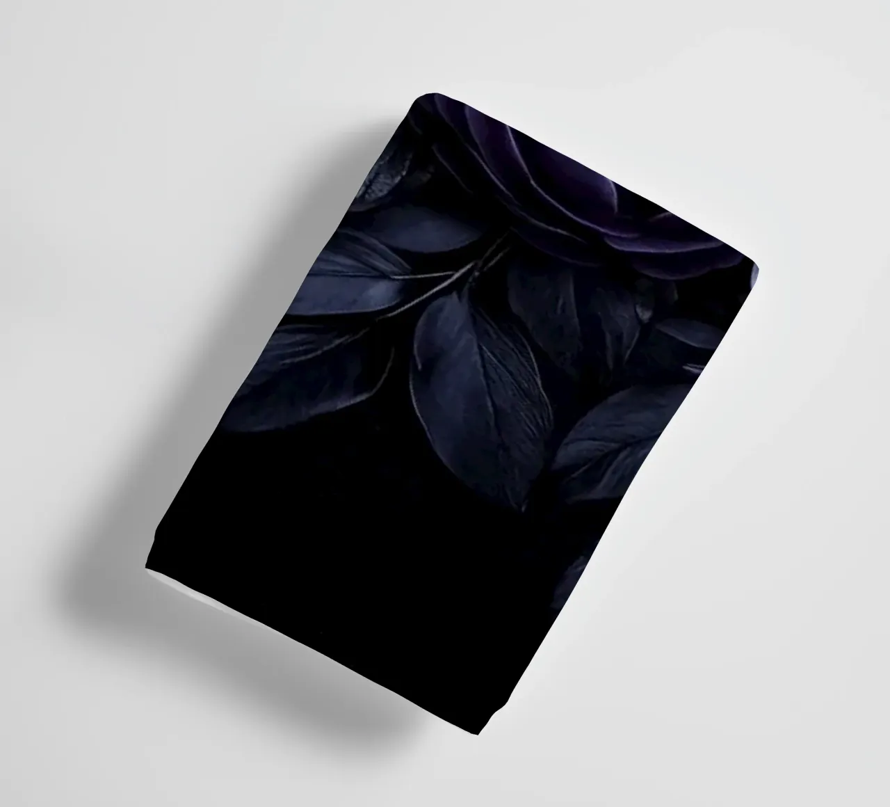 Launische Barockblumen Samtige Vibes Pflaumenblau Handtuch von Andrea Haase Floral Passion