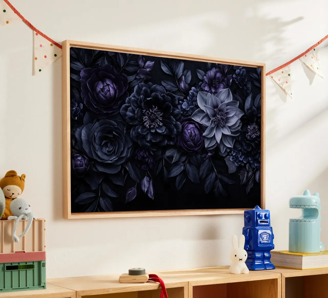 Fiori barocchi e lunatici Vibrazioni vellutate Blu prugna tela con Cornice a cassetta da Andrea Haase Floral Passion