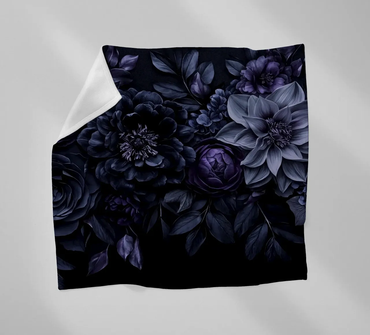 Fiori barocchi e lunatici Vibrazioni vellutate Blu prugna coperta in pile da Andrea Haase Floral Passion