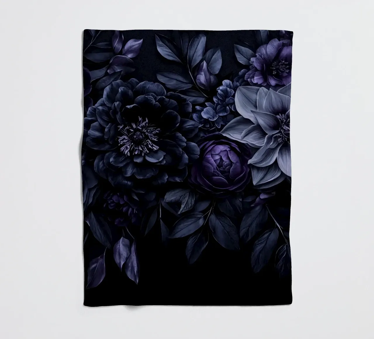 Fiori barocchi e lunatici Vibrazioni vellutate Blu prugna coperta in pile da Andrea Haase Floral Passion