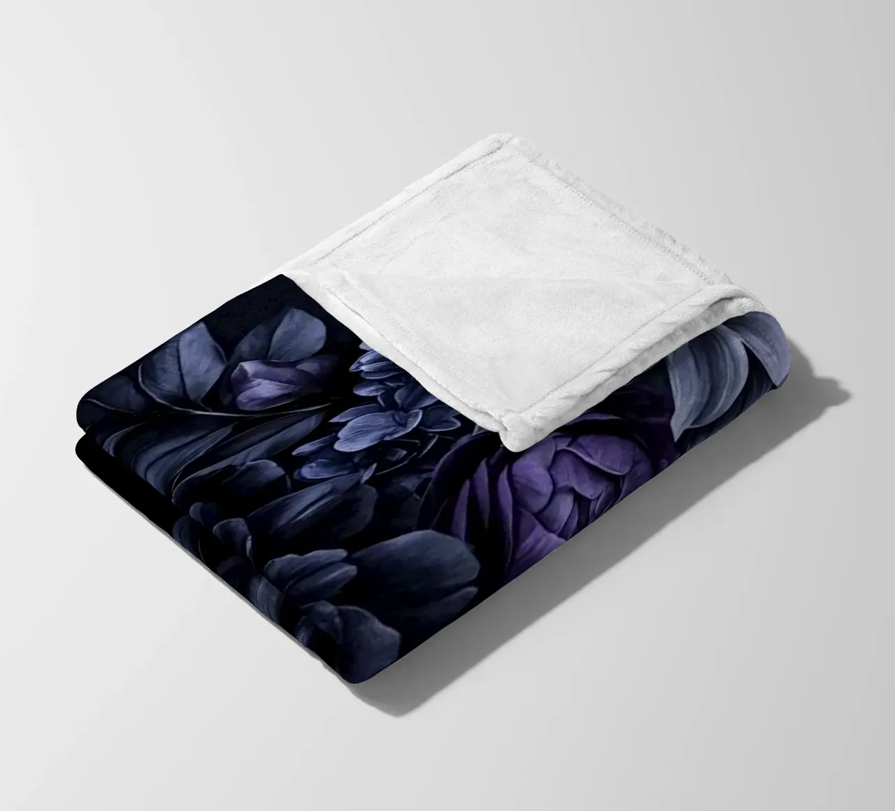 Fiori barocchi e lunatici Vibrazioni vellutate Blu prugna coperta in pile da Andrea Haase Floral Passion