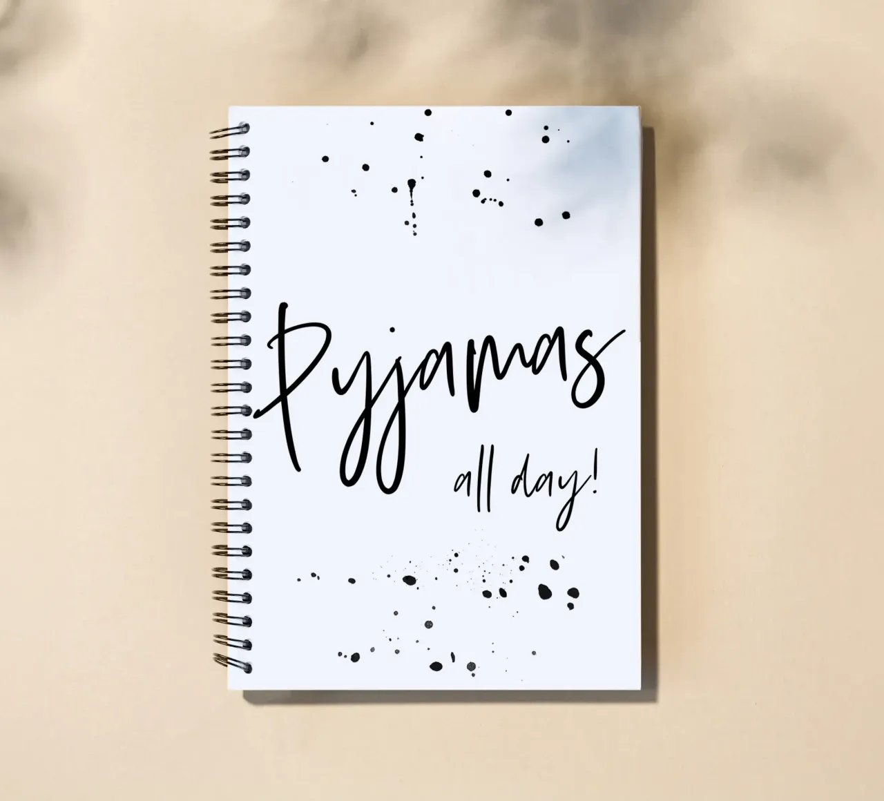 Text Art PYJAMAS ALL DAY diario ad anelli da Melanie Viola