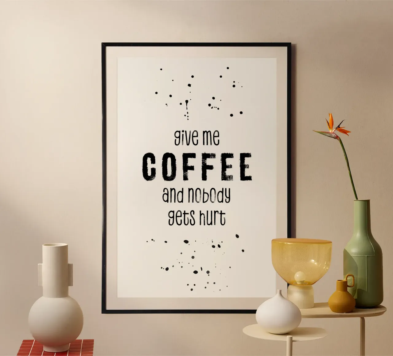 GIVE ME COFFEE AND NOBODY GETS HURT poster con telaio in legno da Melanie Viola