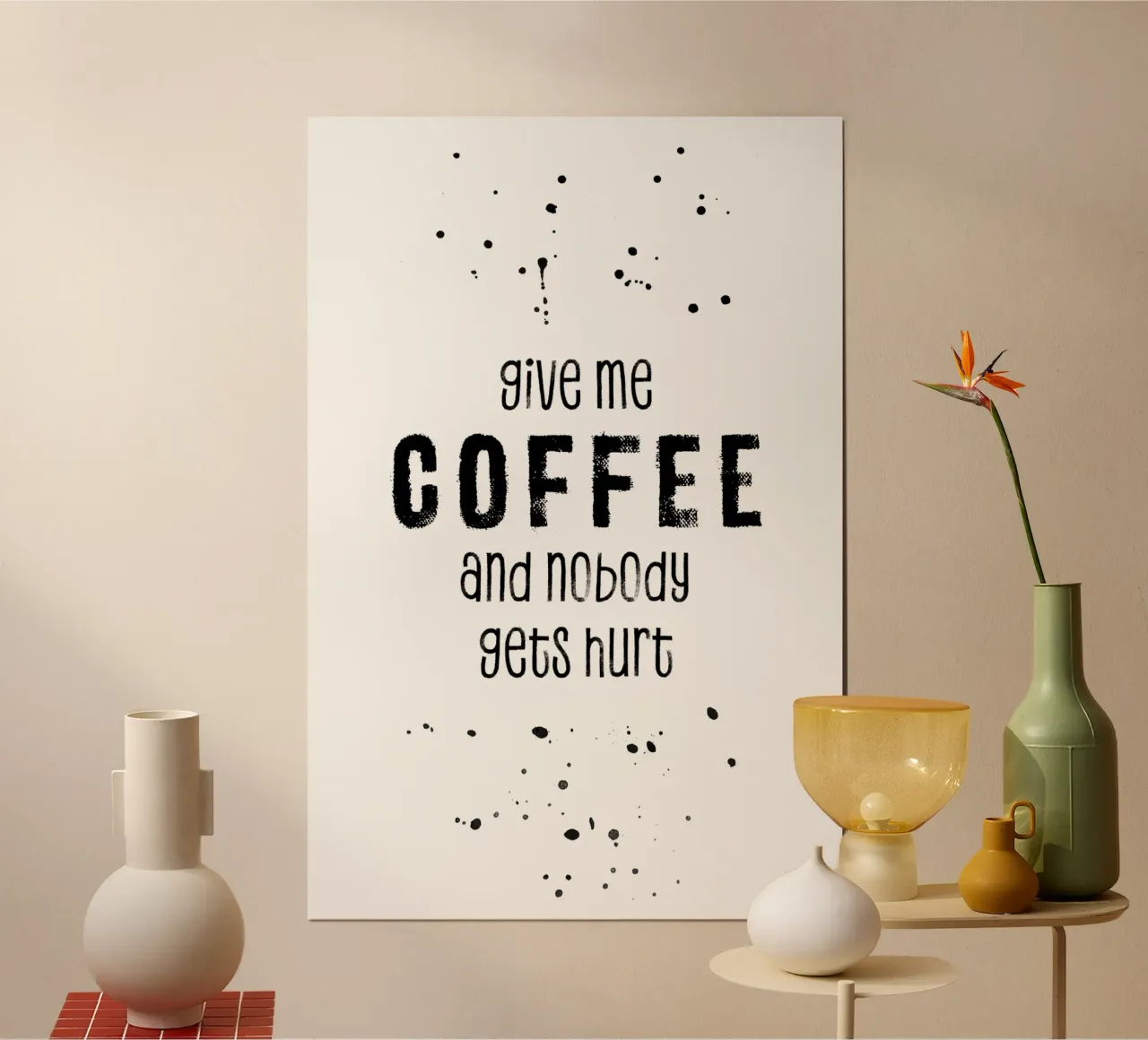 GIVE ME COFFEE AND NOBODY GETS HURT poster con telaio in legno da Melanie Viola