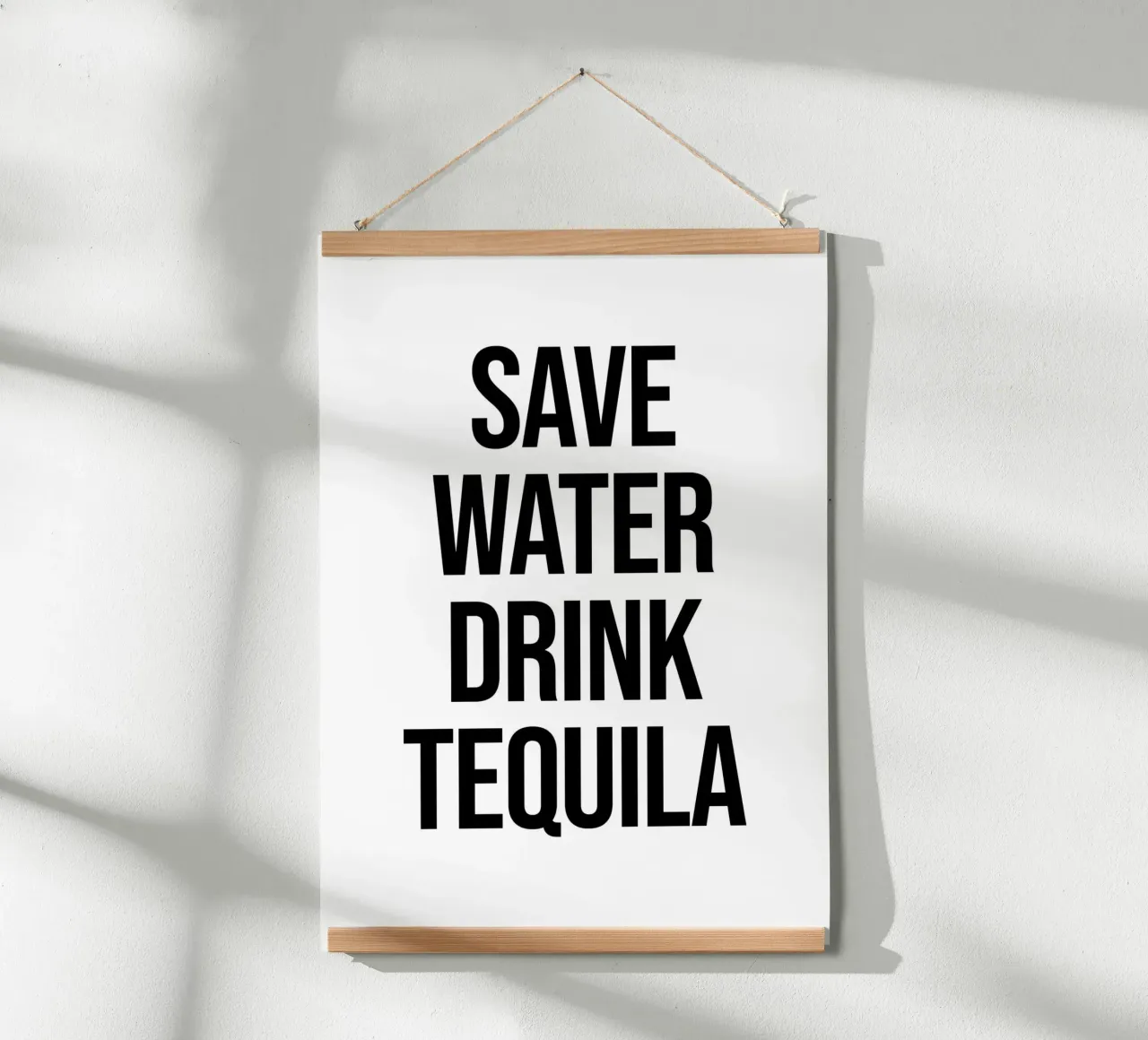 Risparmiare acqua bere acqua poster con telaio in plastica da Paigaam Studio