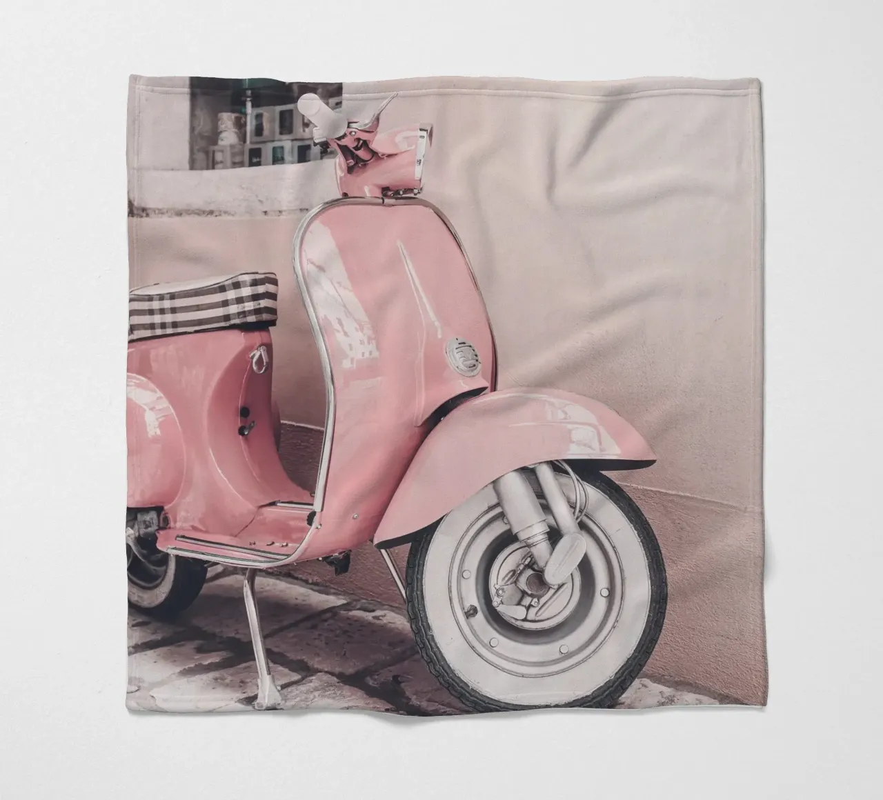 Vespa d'epoca - Scooter dal design retrò coperta in pile da Whole©