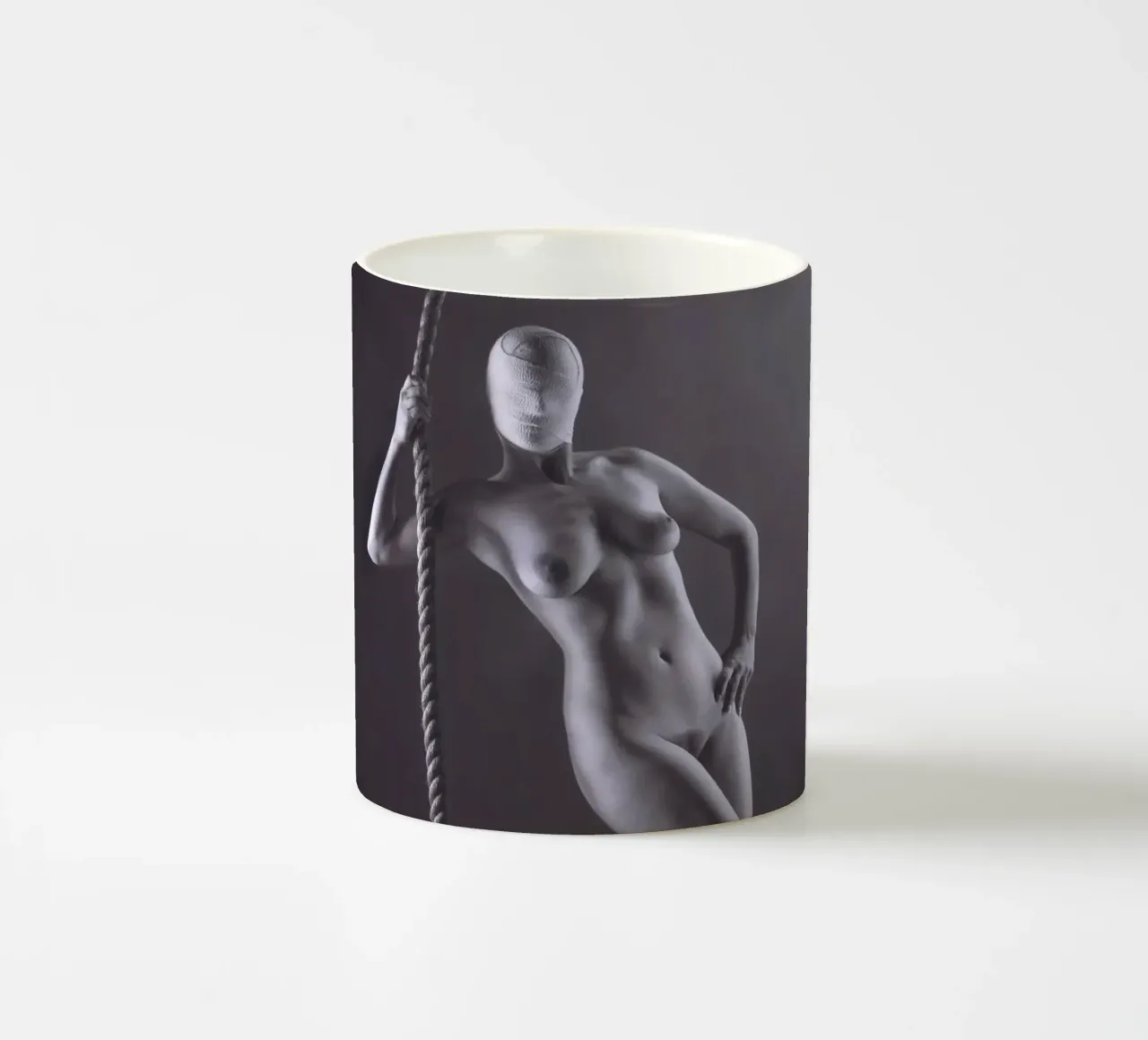 Georgie con la corda tazza in ceramica da Dave Hare Photography