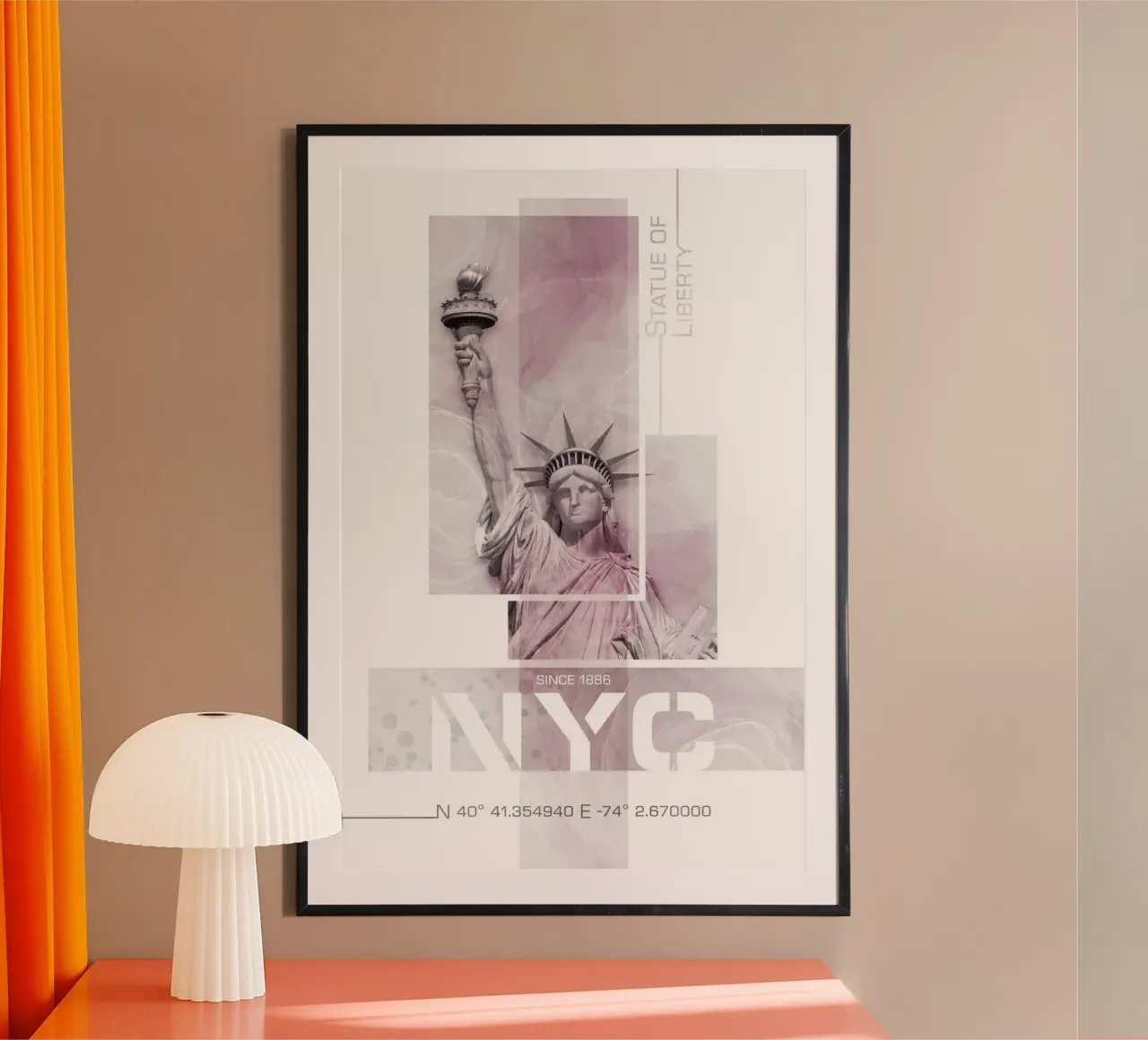 NYC Statua della Libertà | Marmo rosa poster con telaio in alluminio da Melanie Viola