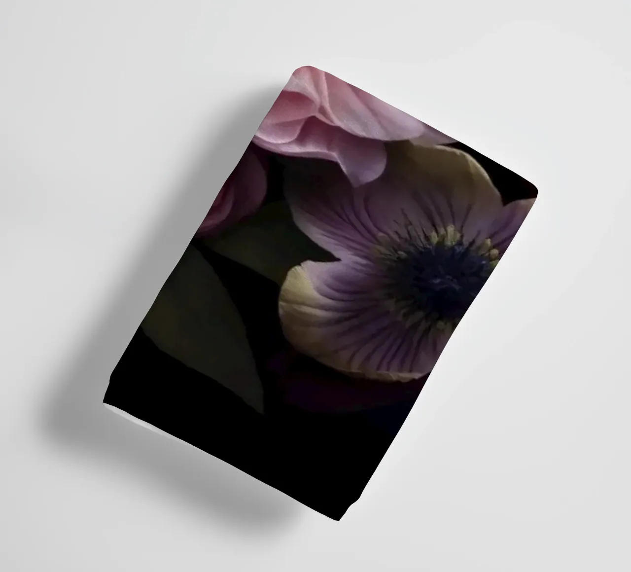 Nächtliche Botanika Vibes Mauve Rosa Handtuch von Andrea Haase Floral Passion