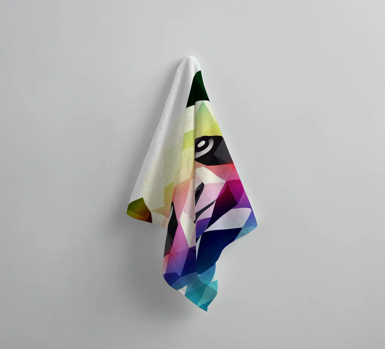Bunter Regenbogen-Panda – Farbenfrohe Geometrie-Kunst Handtuch von namosh